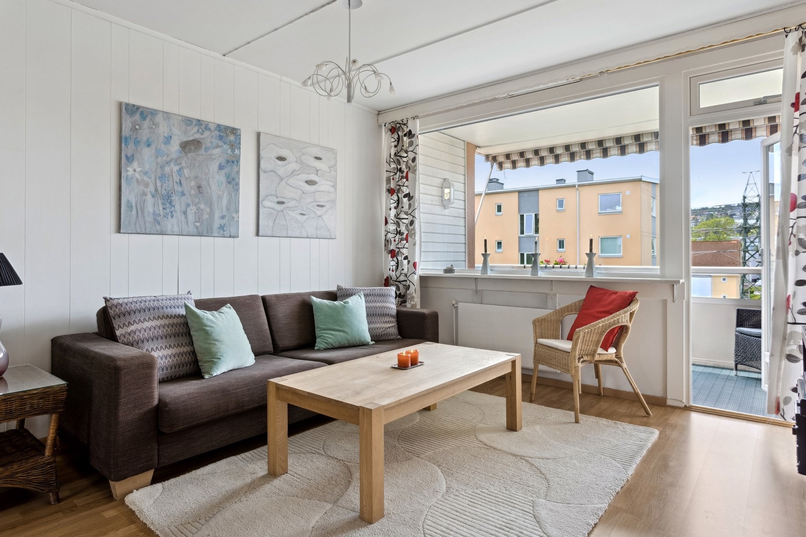 Store vindusoverflater gir rikelig med naturlig lys inn i stuen. Galleribilde