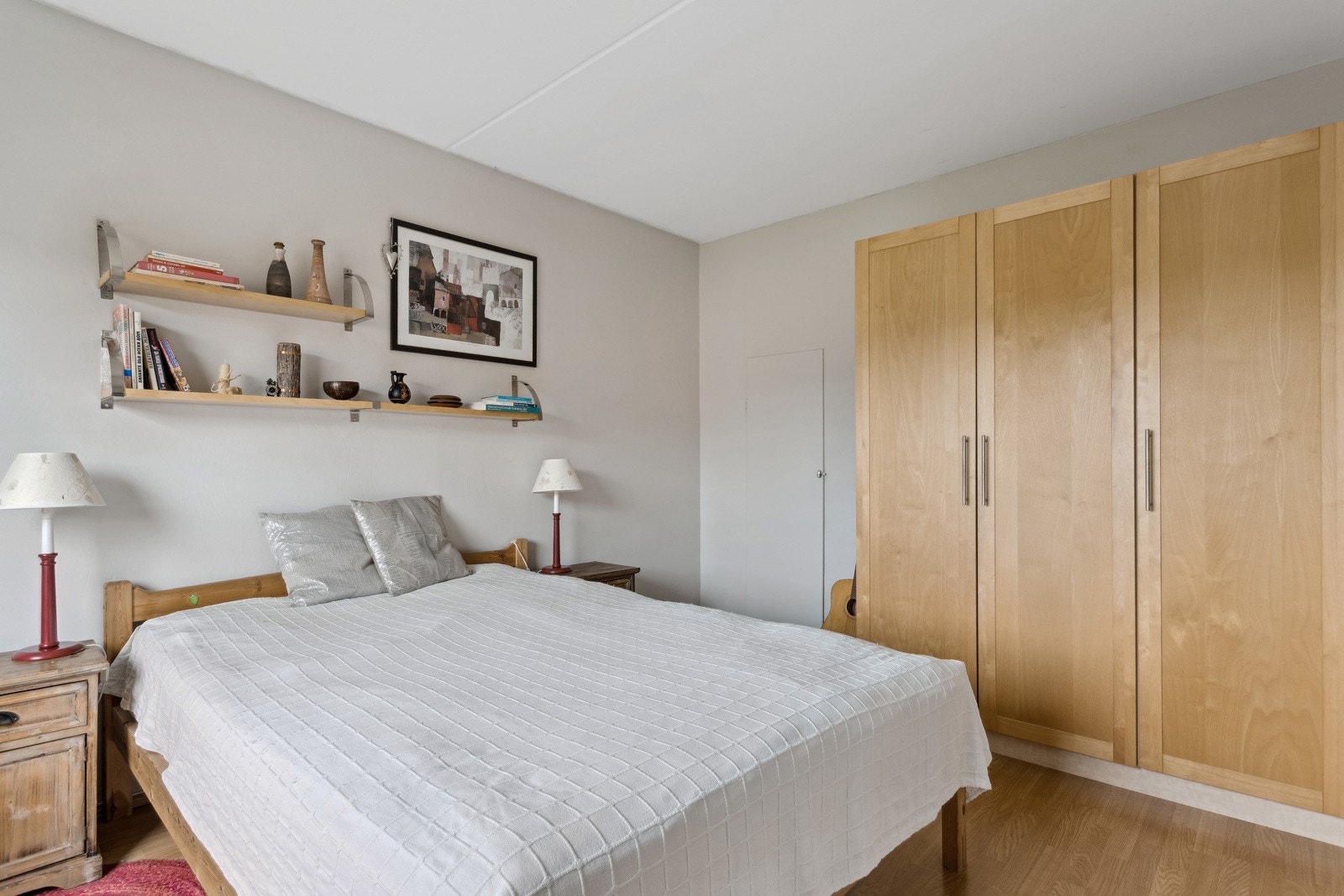 Gode garderobe løsninger og mulighet for walk-in-closet. Galleribilde