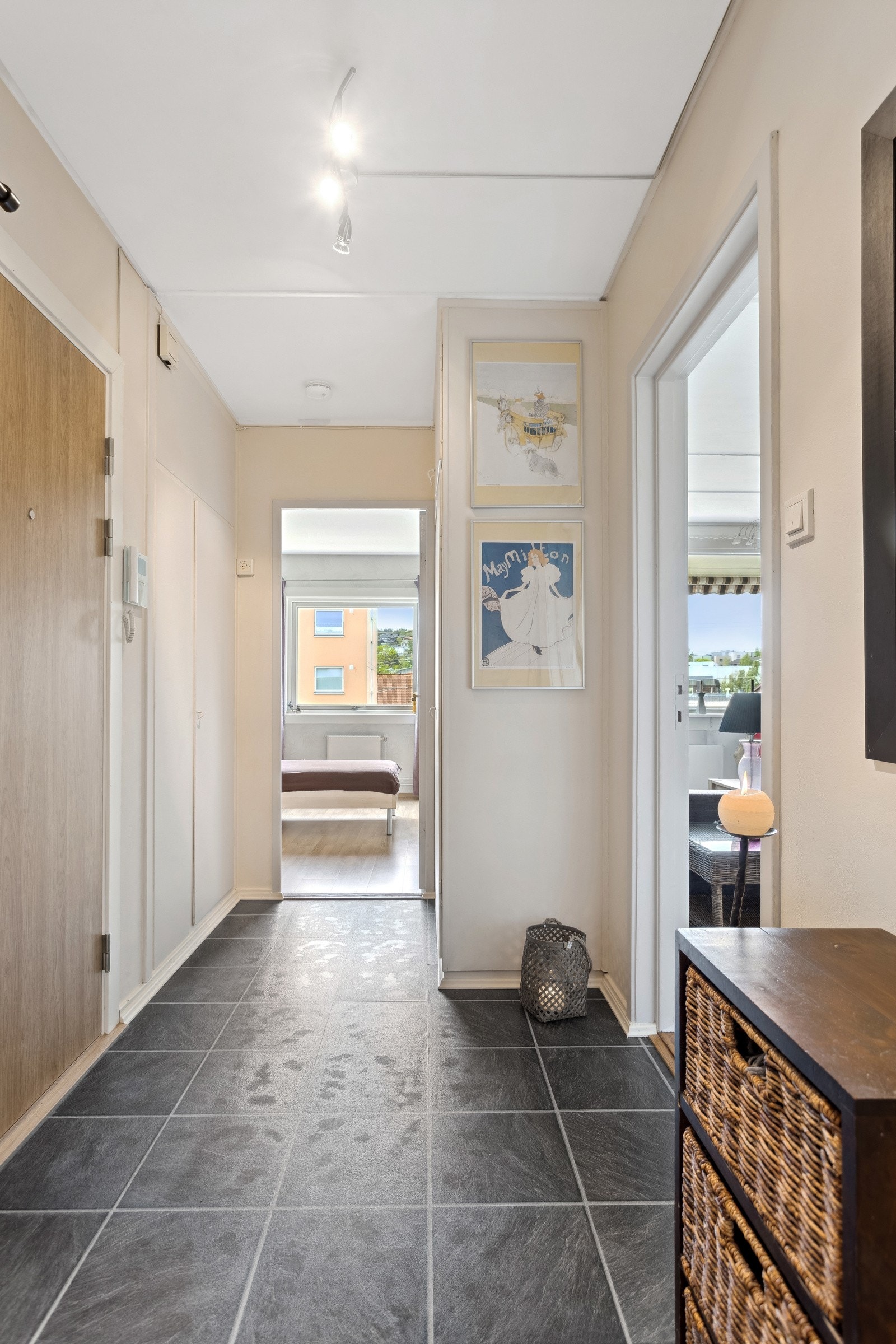 Praktisk entrè med plassbygd garderobeskap og et innvendig kott med lagringsplass. Galleribilde