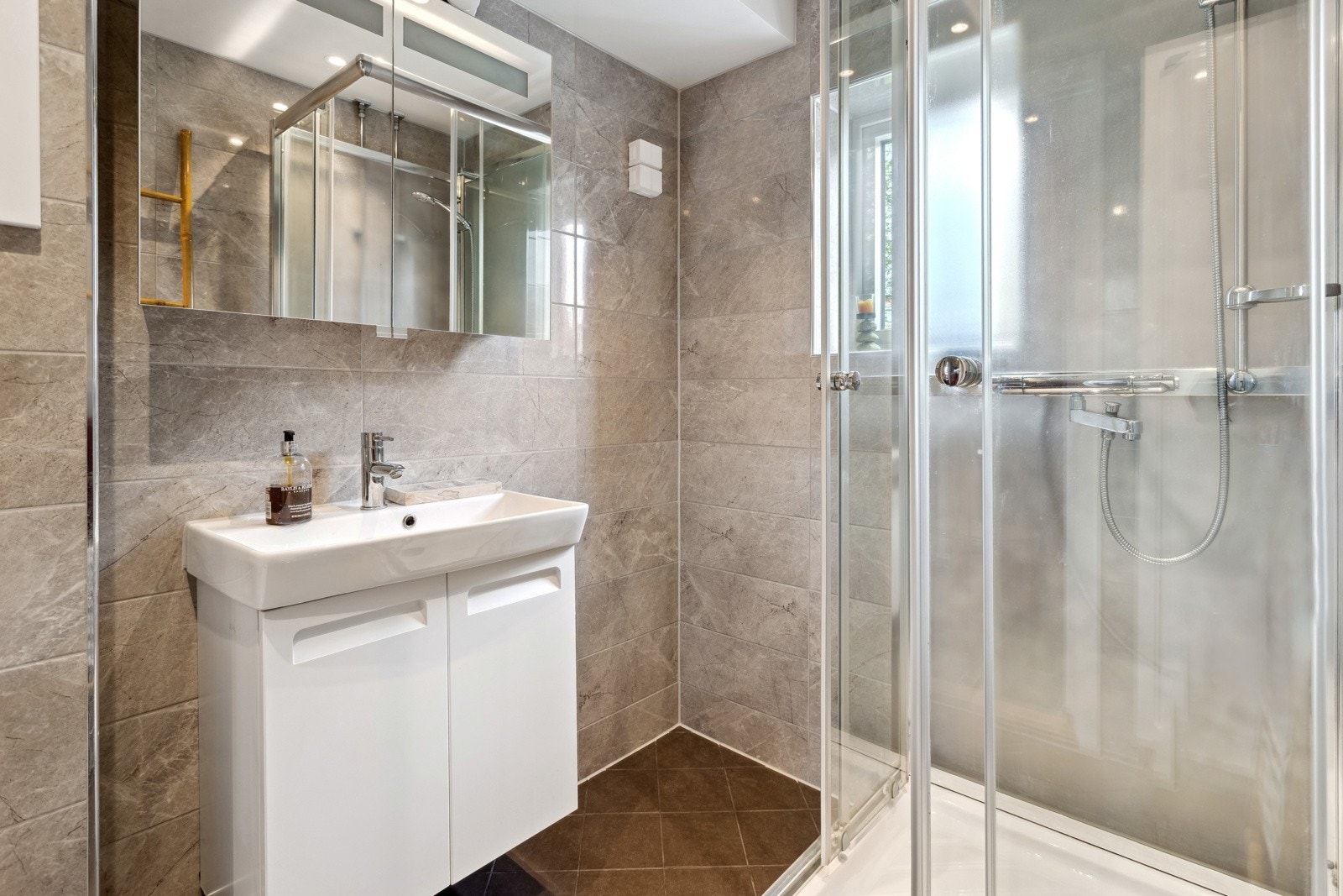 Badet er utstyrt med dusjkabinett (kan fjernes), servant med underskap, overskap med speilfronter, overlys og høyskap Galleribilde