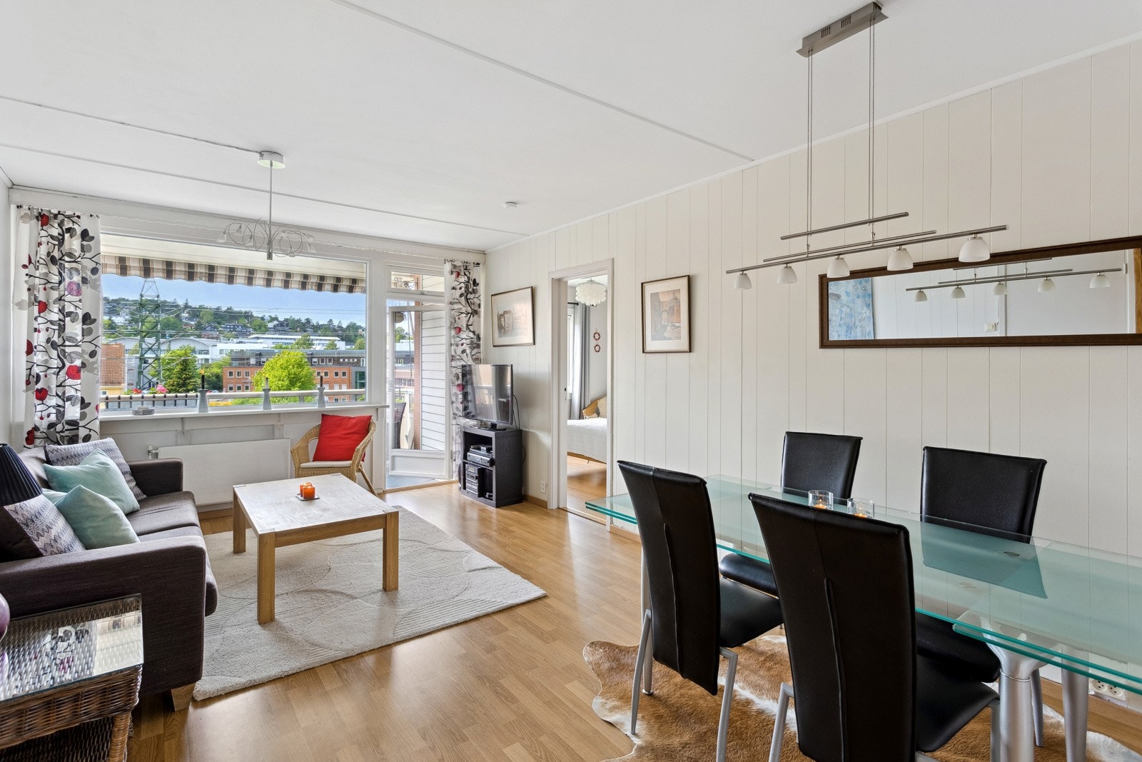 I stuen er det god plass til både sofa, tv- møbler og spisebord. Galleribilde
