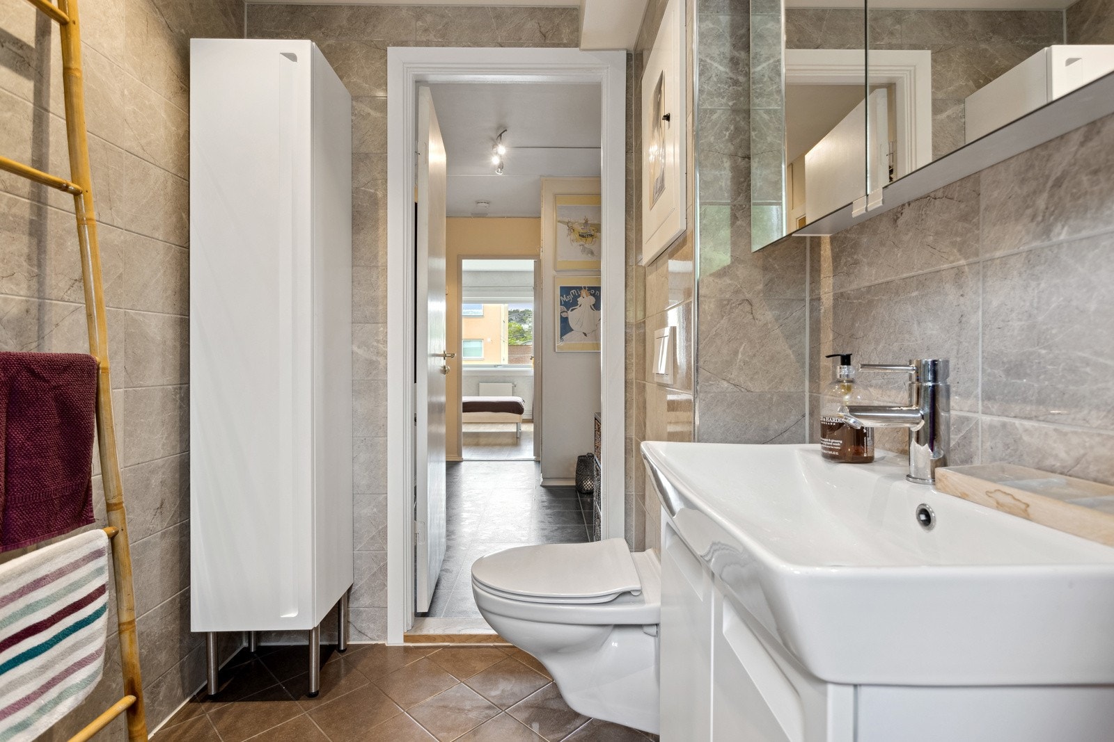 Det er opplegg for vaskemaskin på badet. Det er også fellesvaskeri i oppgangen med fine tørkemuligheter. Galleribilde