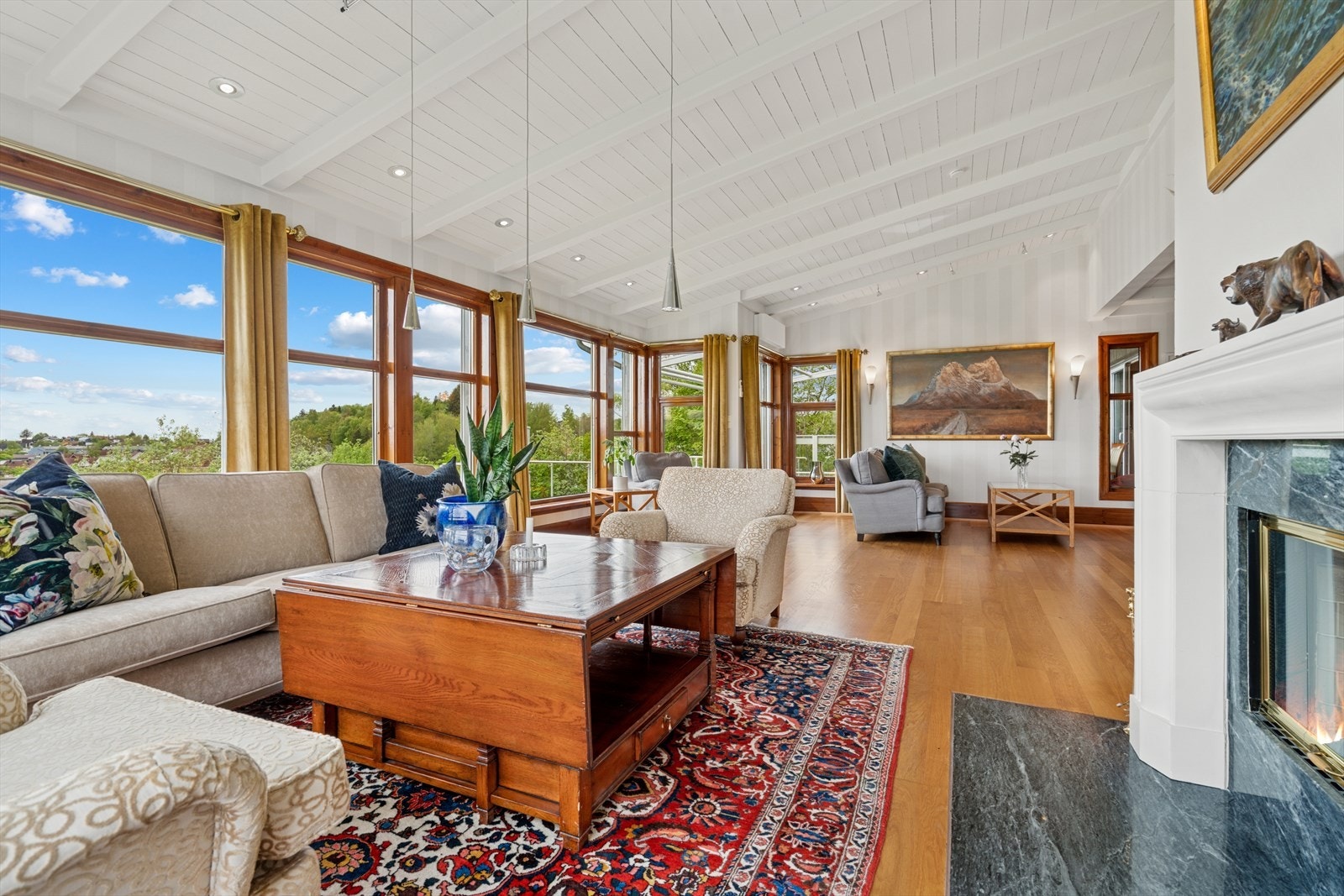 I salongen er det innebygd peis som lager hyggelig stemning og ikke minst tilfører mye varme på kalde mørke kvelder - Det er også varmepumpe i rommet som kan både varme og kjøle Galleribilde