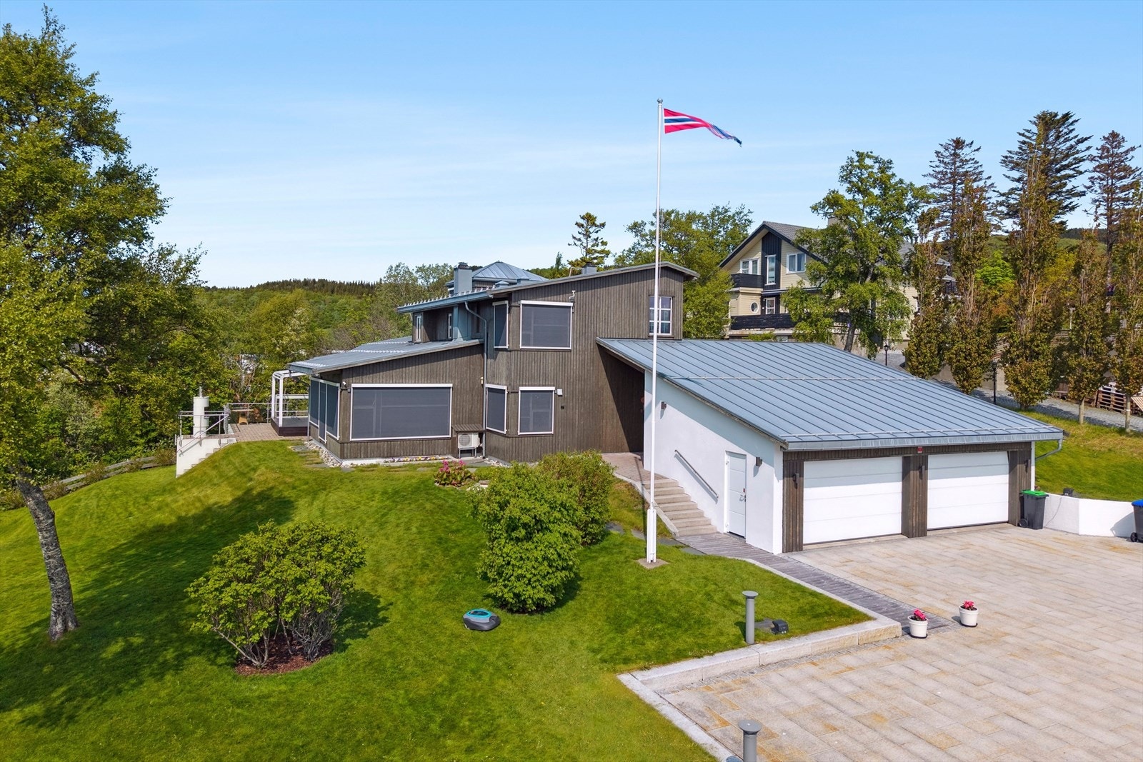 Hagen byr også på fin beplantning med blomsterbed, busker og trær Galleribilde