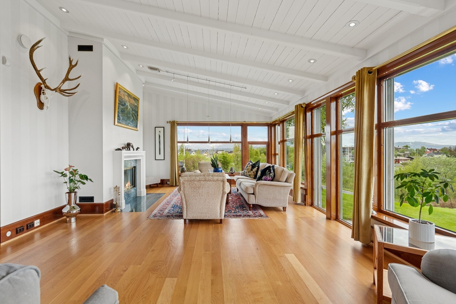 Det er utstrakt bruk av heldekkende vinduer mot sør og vest, noe som slipper inn rikelig med dagslys og gjør at du kan nyte utsikten fra alle deler av rommet Galleribilde