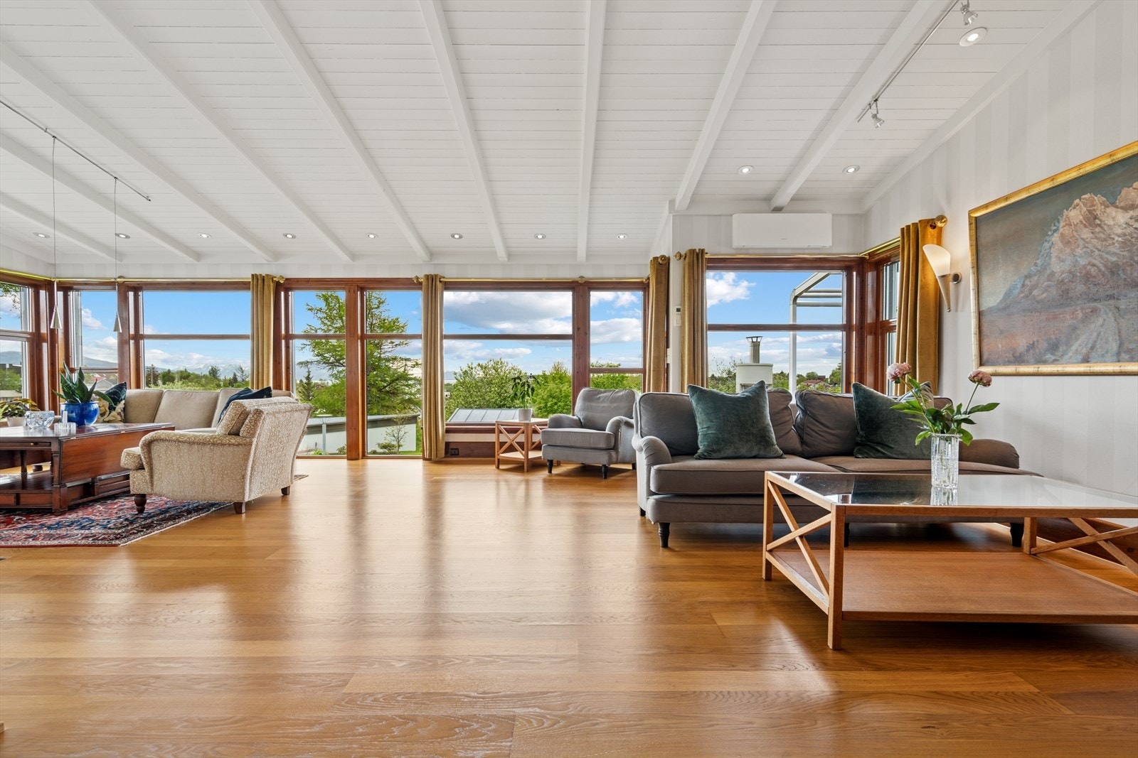 Stuen er romslig og møbleringsvennlig med god plass til både salonggruppe og TV-stue Galleribilde