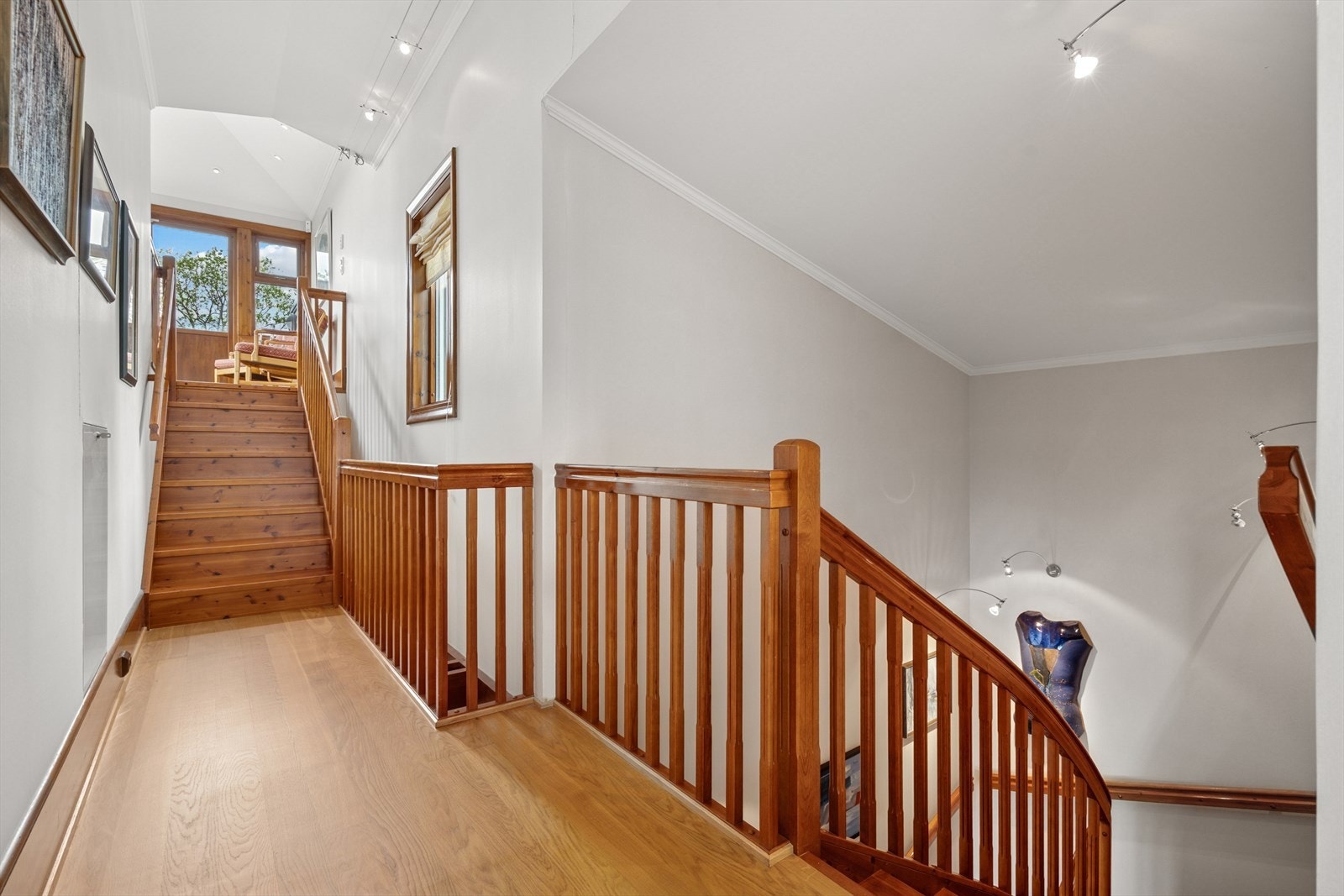 I 2. etasje finner du to soverom, bad, kott og halvtrapp som tar deg opp til "tårnet" som er ypperlig som loftstue Galleribilde