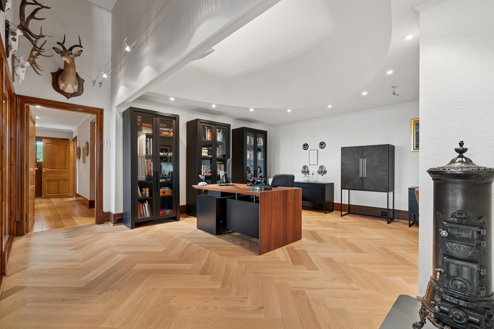 Legg spesielt merke til detaljene som buet forhøyning i himlingen og støpejernovn Galleribilde