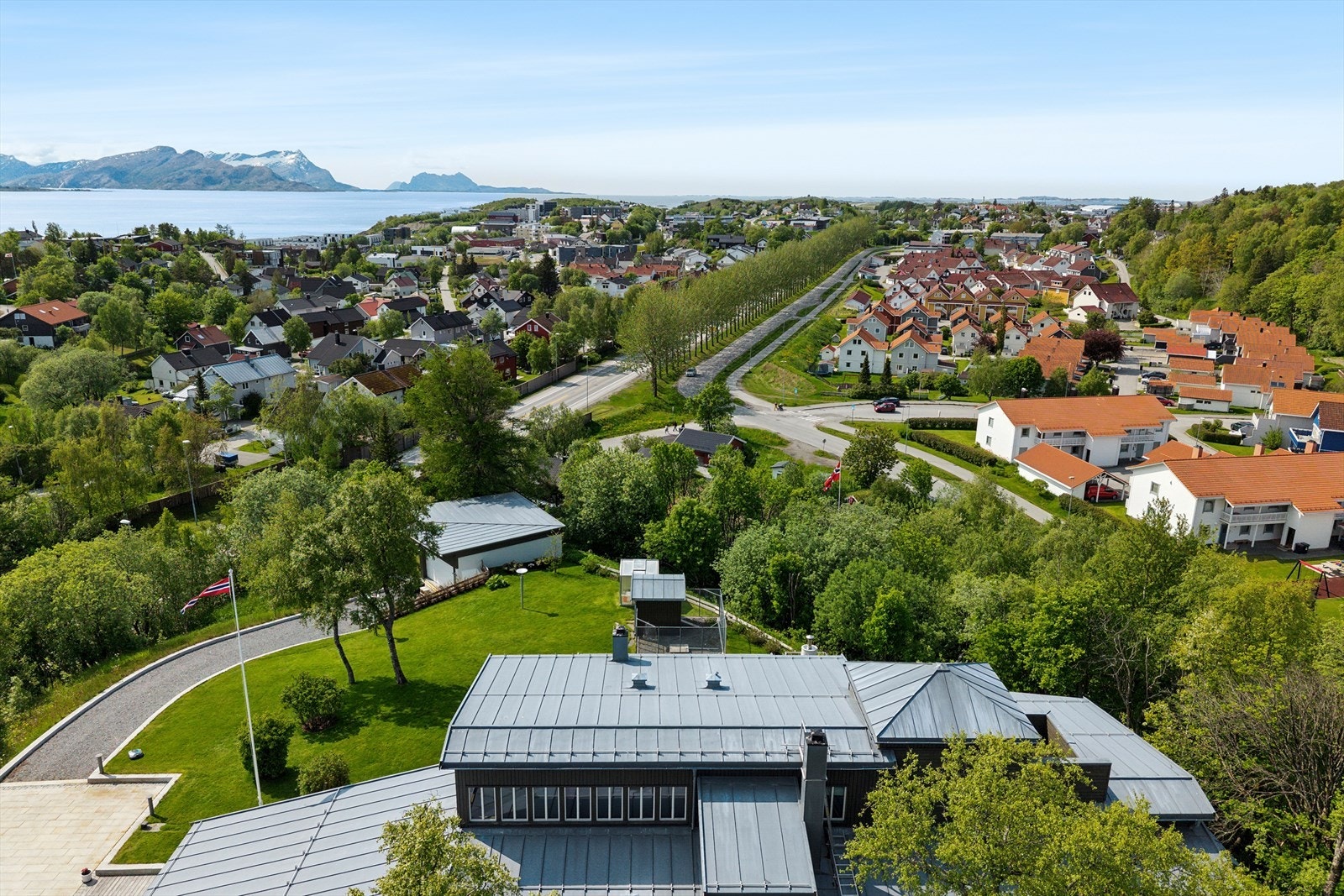 Boligen ligger høyt i terrenget, innerst i en rolig blindgate, med svært gode solforhold og fantastisk utsikt Galleribilde