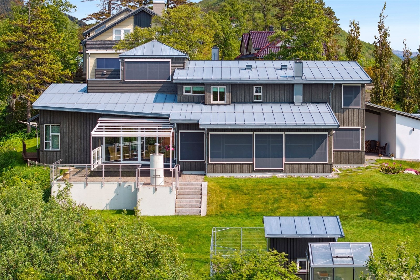 Utenfor spisestuen er det innglasset terrasse med videre utgang til pergola vendt mot vest Galleribilde