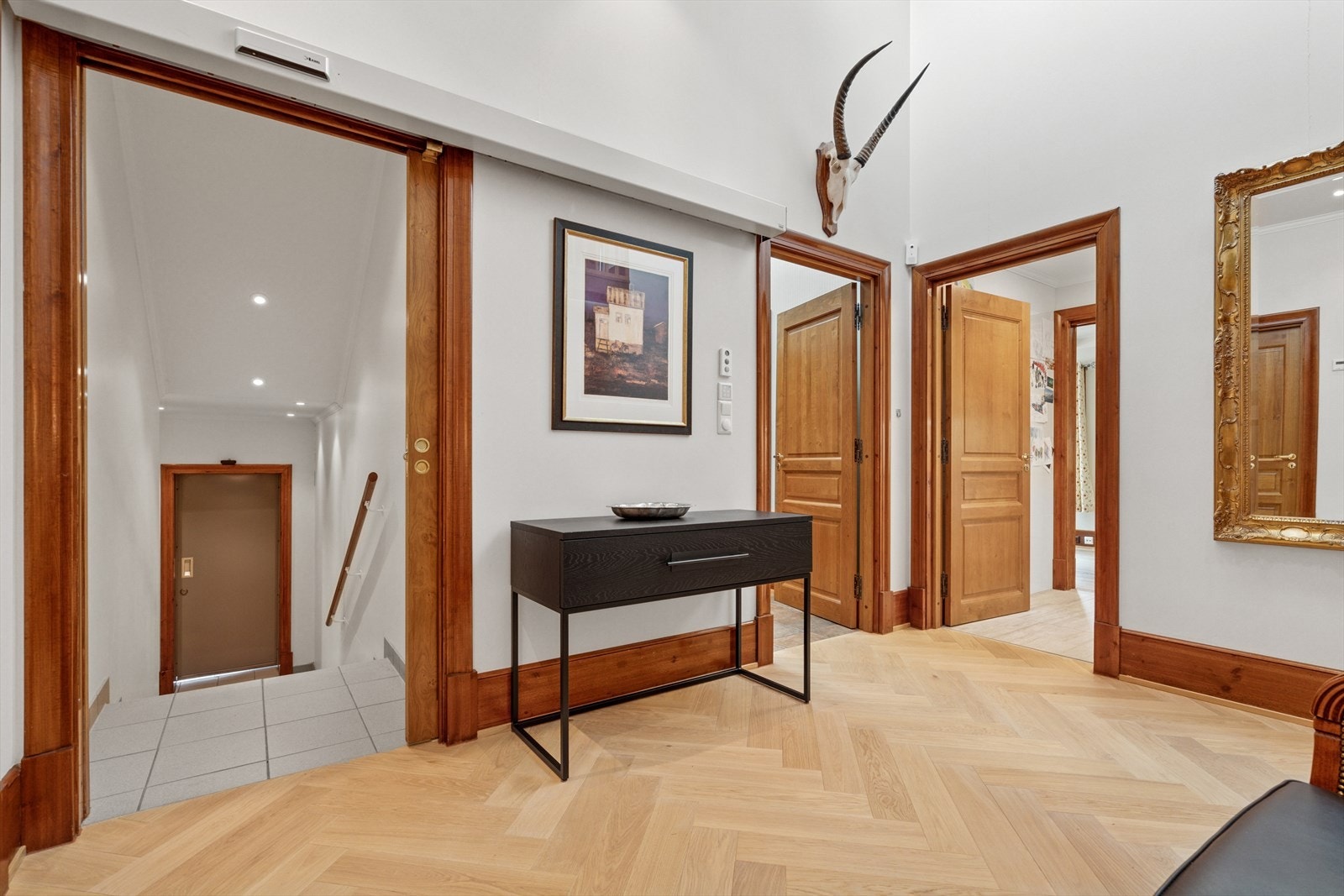 Fra gangen er det også tilgang til garasjen og en innvendig bod Galleribilde