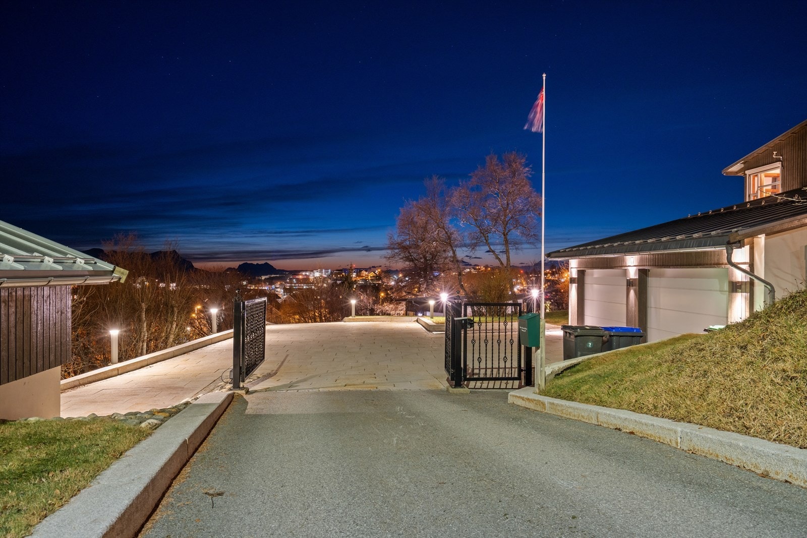 Det er adkomst fra offentlig vei og i front er det elektrisk port som tar deg inn på eiendommen Galleribilde