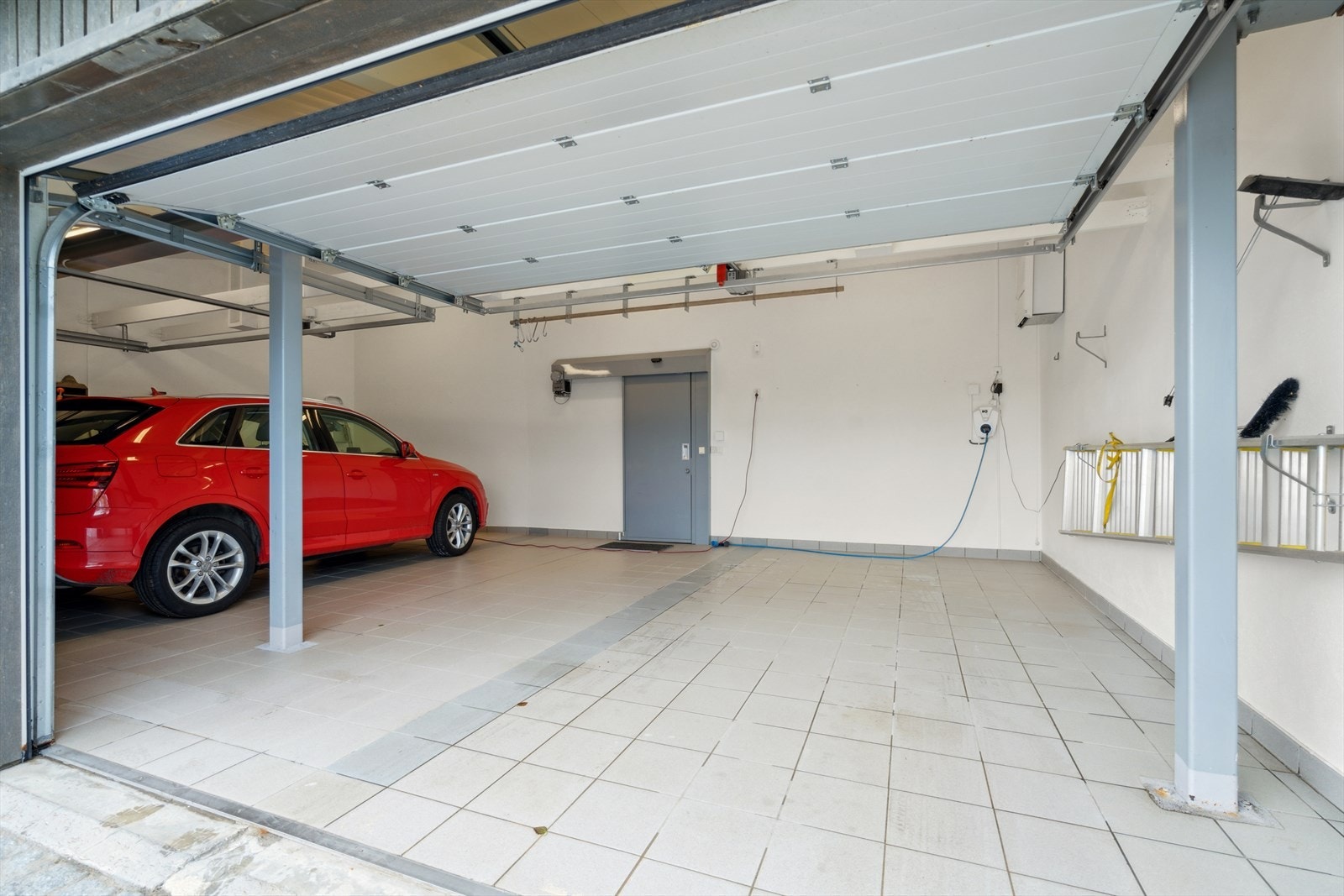 Integrert dobbeltgarasje m/lader for elbil - Direkte adkomst inn i boligen Galleribilde