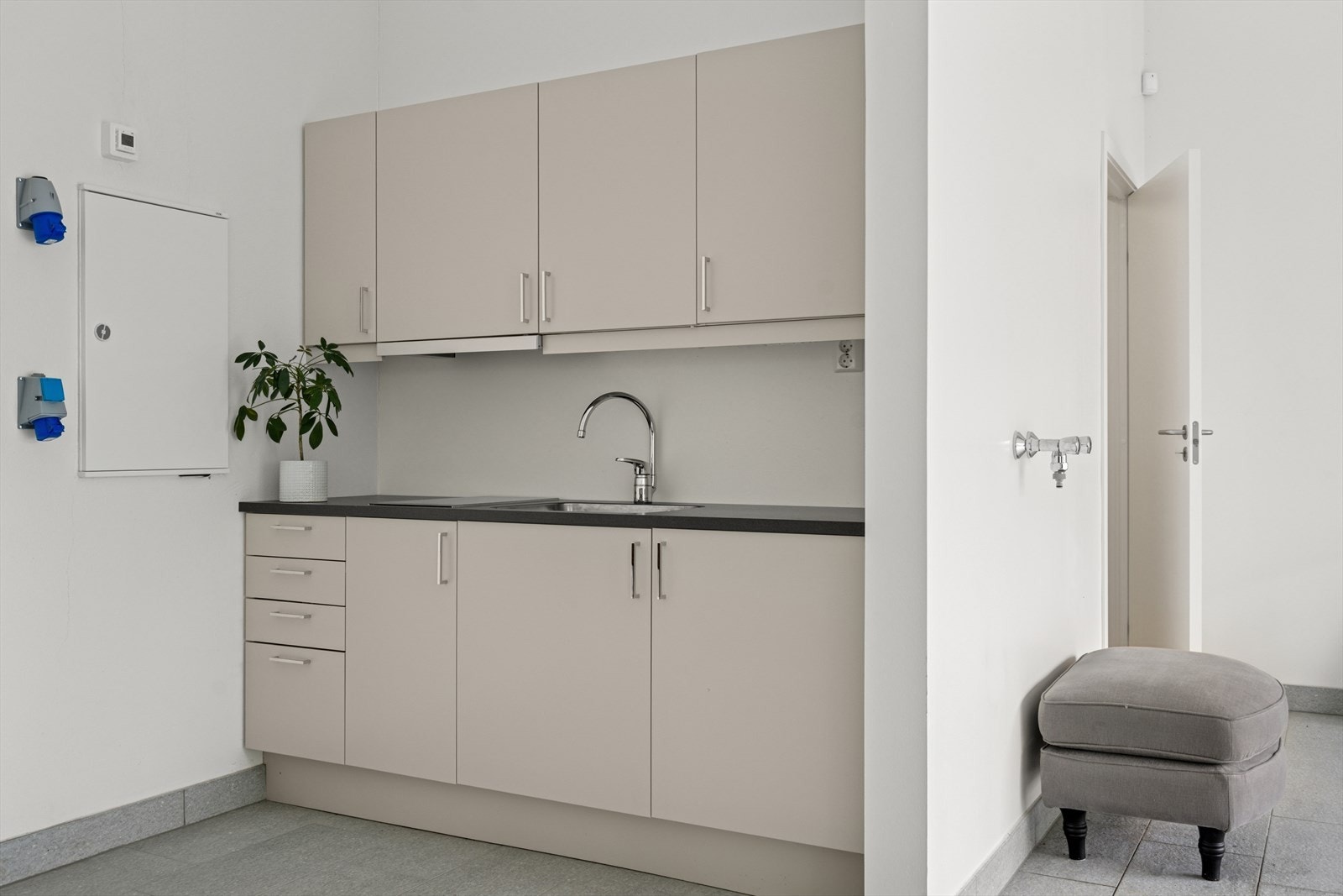 Det er satt inn enkelt kjøkken i garasjen med smal koketopp og utslagsvask Galleribilde