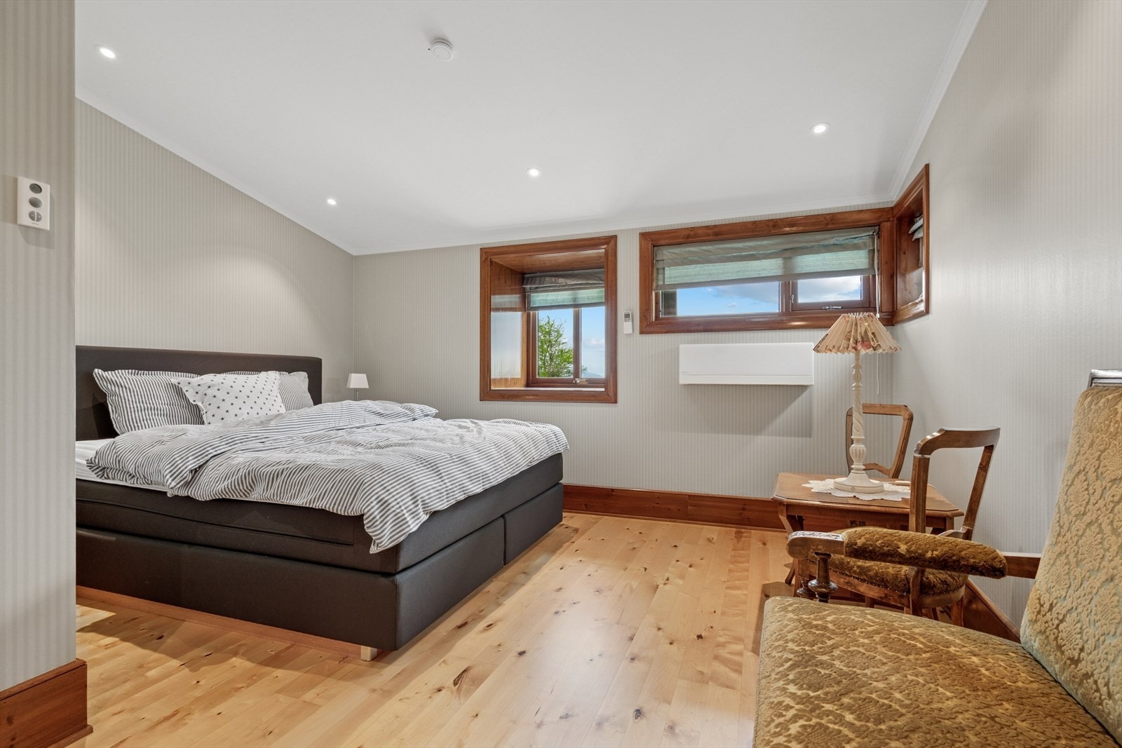 Soverom II - De to soverommene i etasjen er begge romslige og utmerket som enten barnerom eller gjesterom Galleribilde