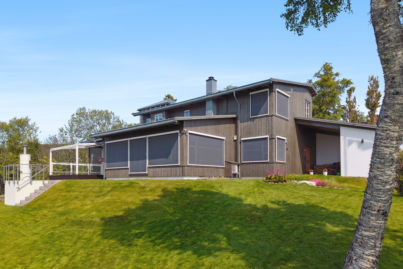 Utvendige screens på nesten alle vinduer mot sør og vest Galleribilde