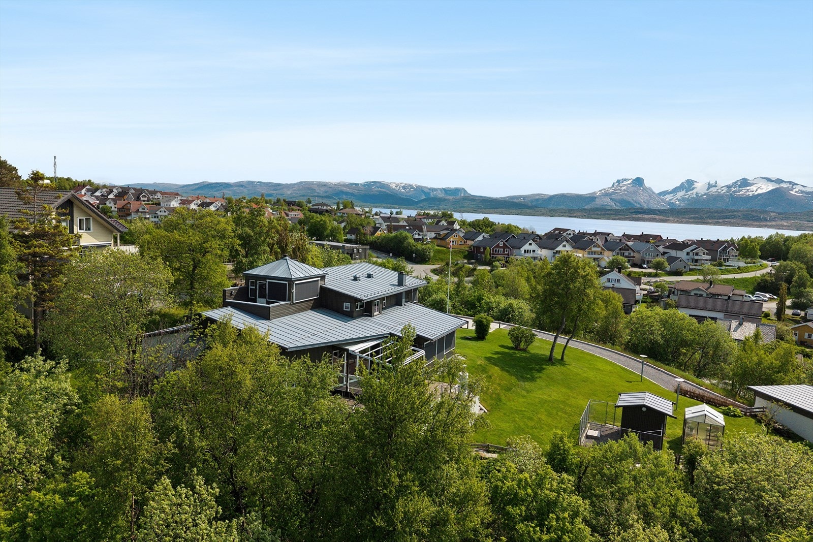 Beliggenheten er svært usjenert og du får store utearealer med bl.a. en pent opparbeidet hage Galleribilde