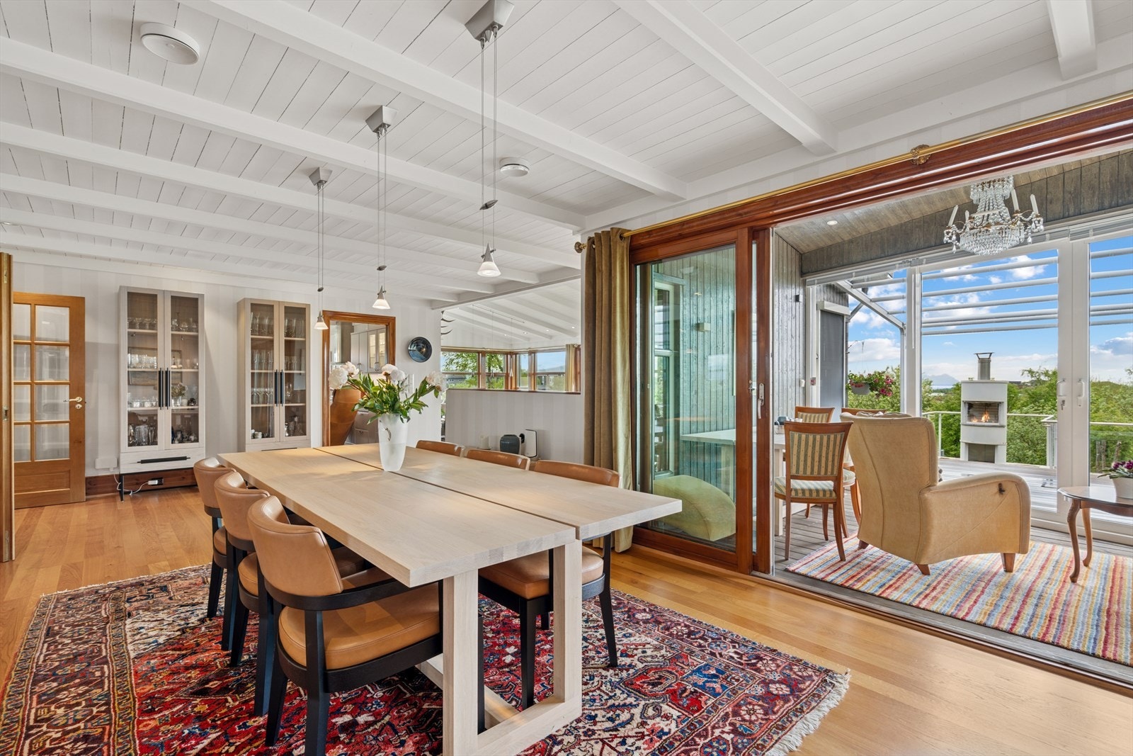 Det er også utgang fra spisestuen til en innglasset terrasse via skyvedører i glass Galleribilde