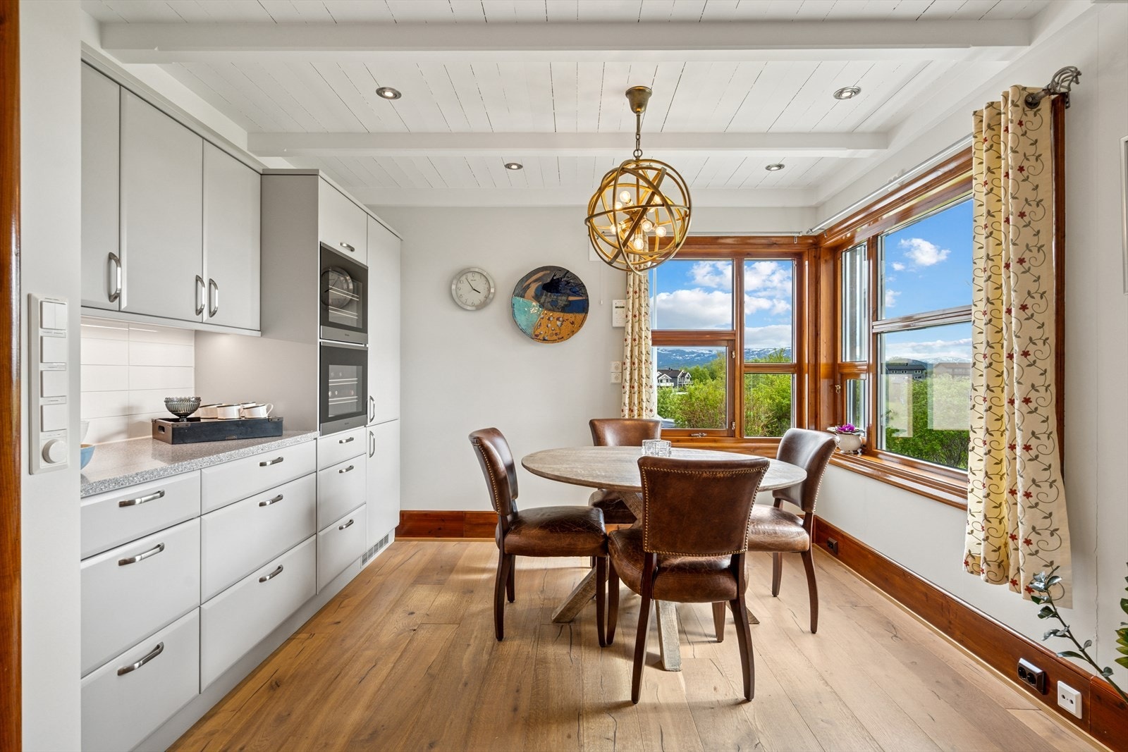 Innerste del av kjøkkenet byr på god plass til kjøkkenbord og innredningen her er utstyrt med 2 stk. vinskap og kombiskap kjøl/frys Galleribilde