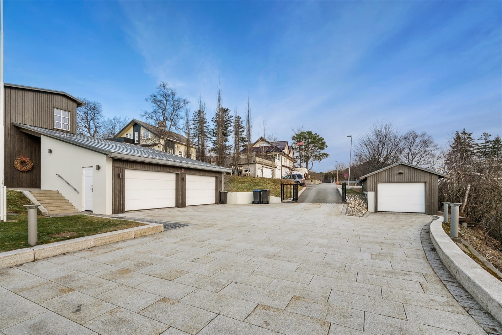 Adkomst til boligen via integrert garasje eller via det overbygde inngangspartiet Galleribilde