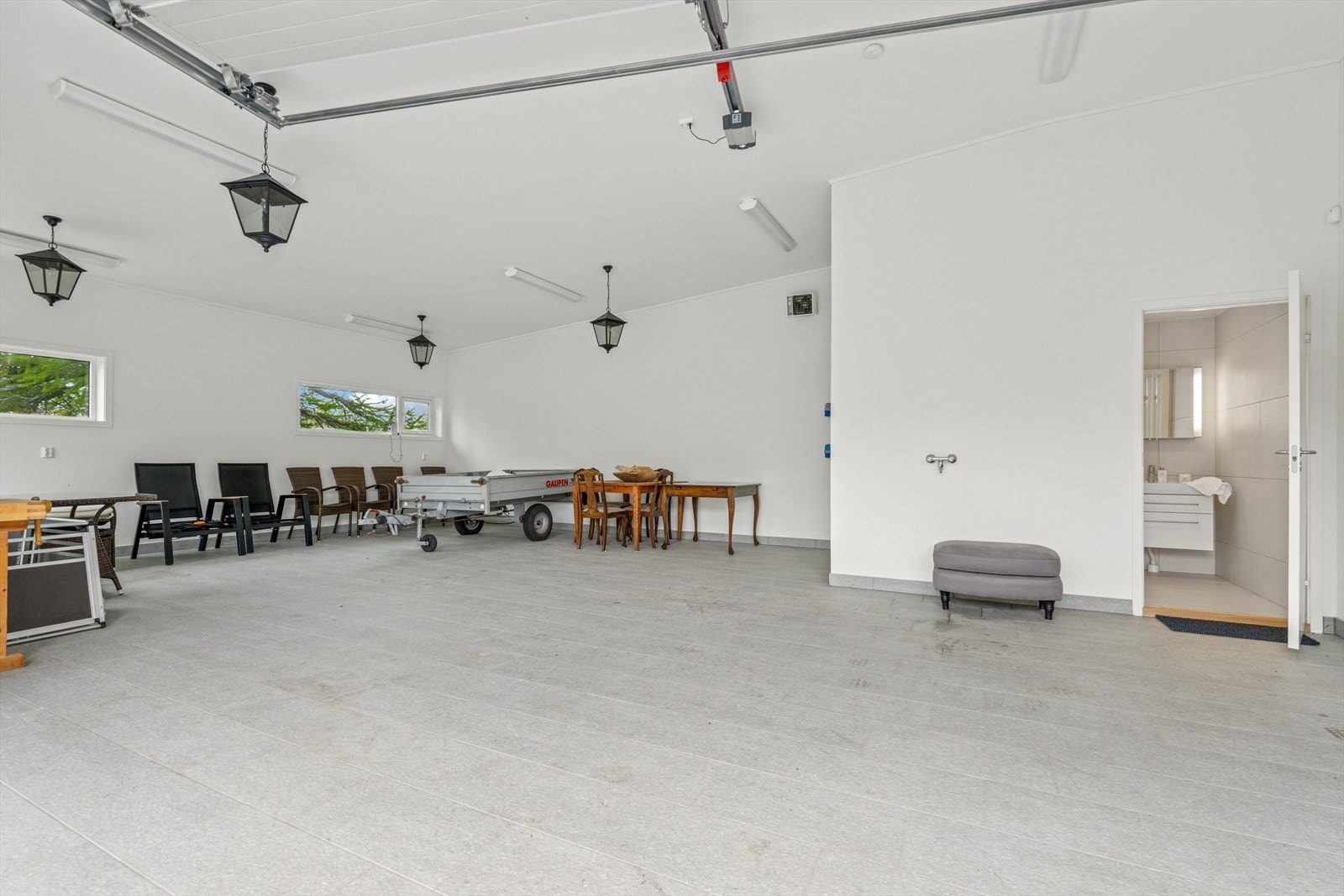 Garasjen byr på rikelig med plass for både biler og oppbevaring Galleribilde