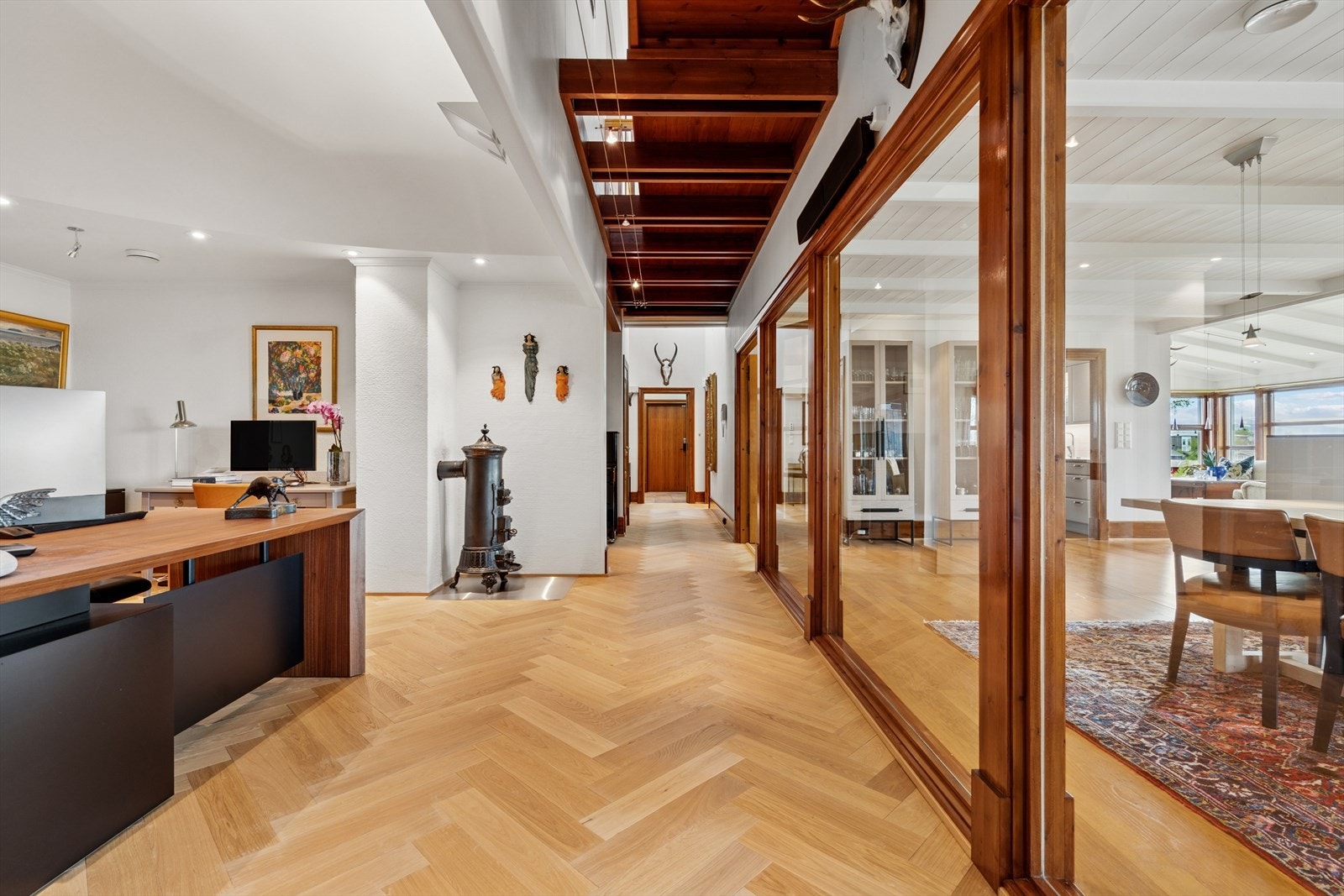 I 2020 ble det lagt ny fiskebensparkett i gang og kontor/bibliotek Galleribilde