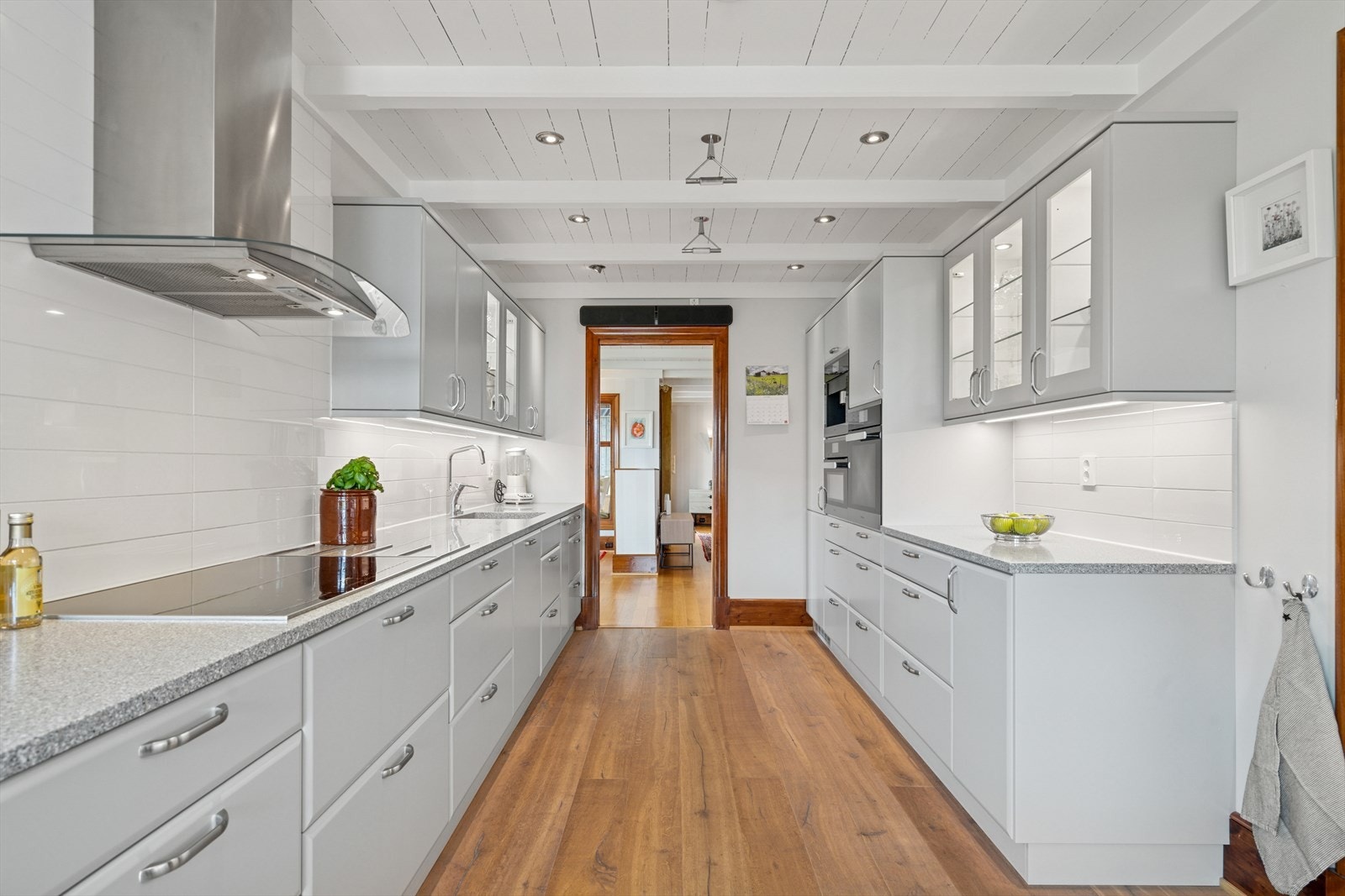 Kjøkkenet ligger praktisk plassert med adkomst fra stuen Galleribilde