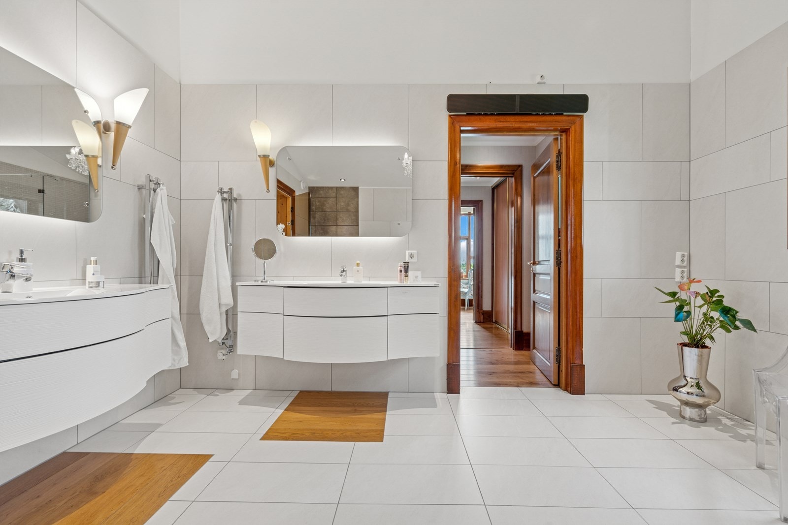 Badet er tidløst med hvite fliser på både gulv og vegger Galleribilde