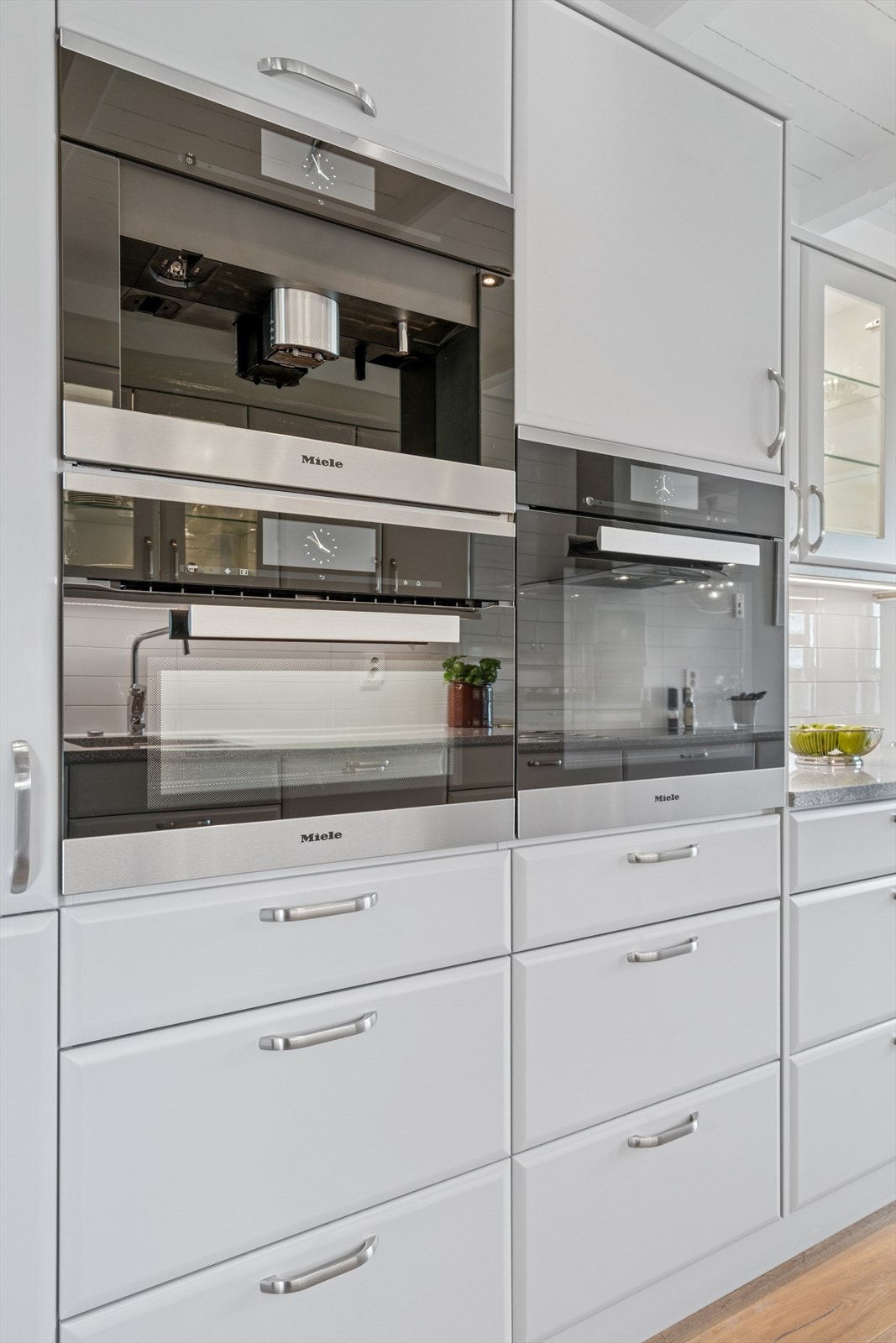 De integrerte hvitevarene medfølger og er av høy kvalitet (Miele) - Det er stekeovn, mikrobølgeovn, kaffemaskin, koketopp, oppvaskmaskin og kjøleskap Galleribilde
