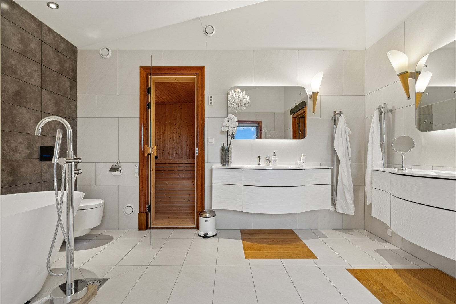 Innredningene består av servant med skuffer under og vegghengte speil med bakbelysning Galleribilde