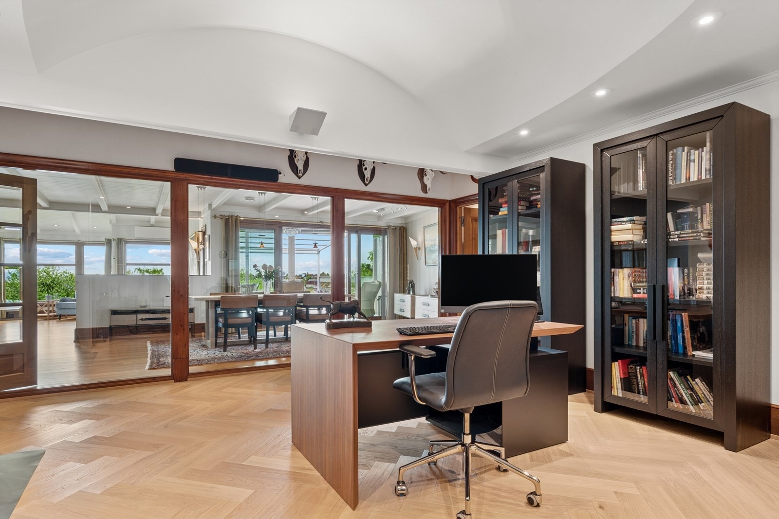 Kontor/bibliotek er et rom som kan benyttes til så mangt - Her kan du for eksempel skape et rolig loungeområde, et produktivt hjemmekontor eller en ekstra stue Galleribilde