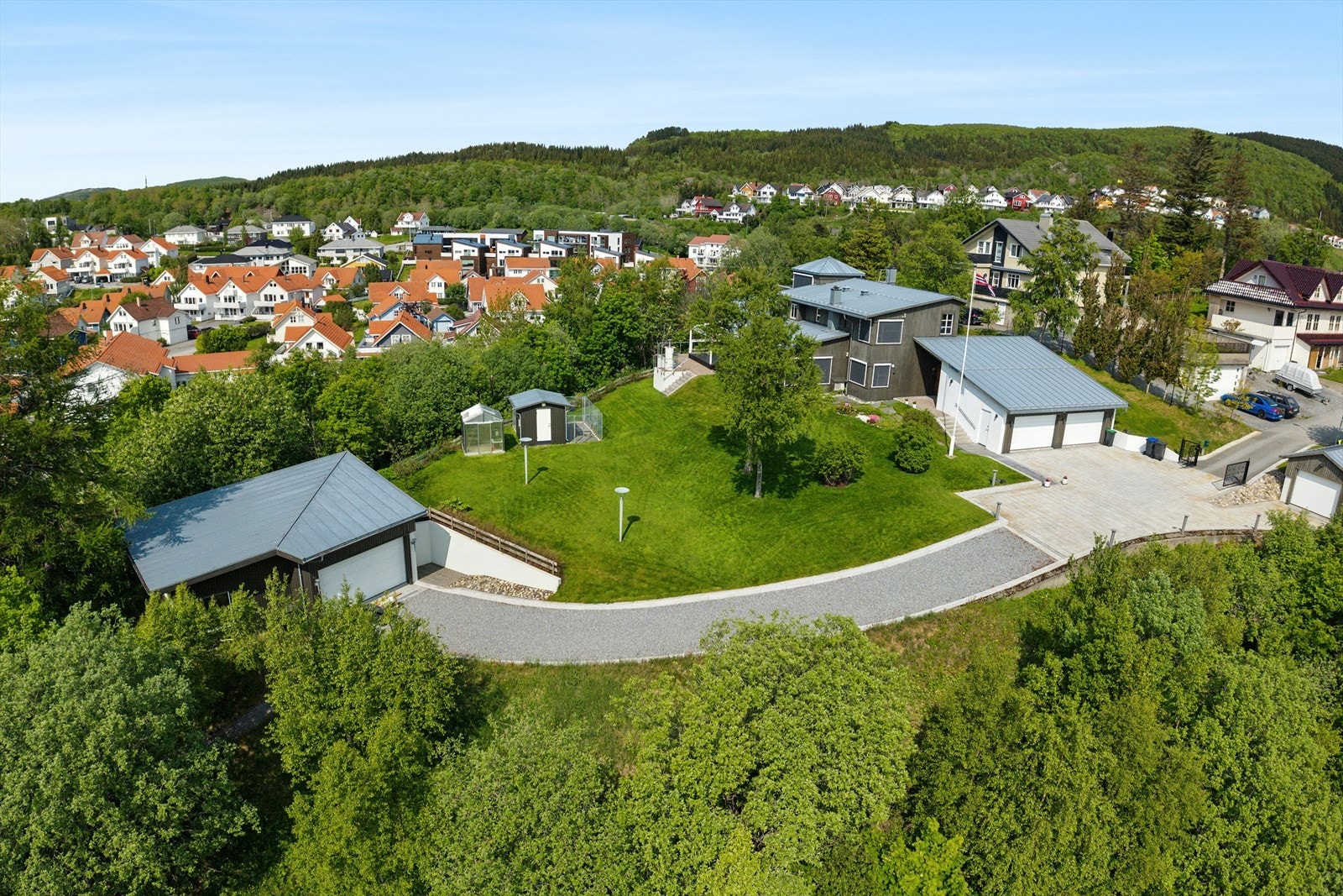 Det er gruset stikkvei ned til den største garasjen, som ble etablert i 2012 (garasje etablert hvor det tidligere var et eldre hus) Galleribilde