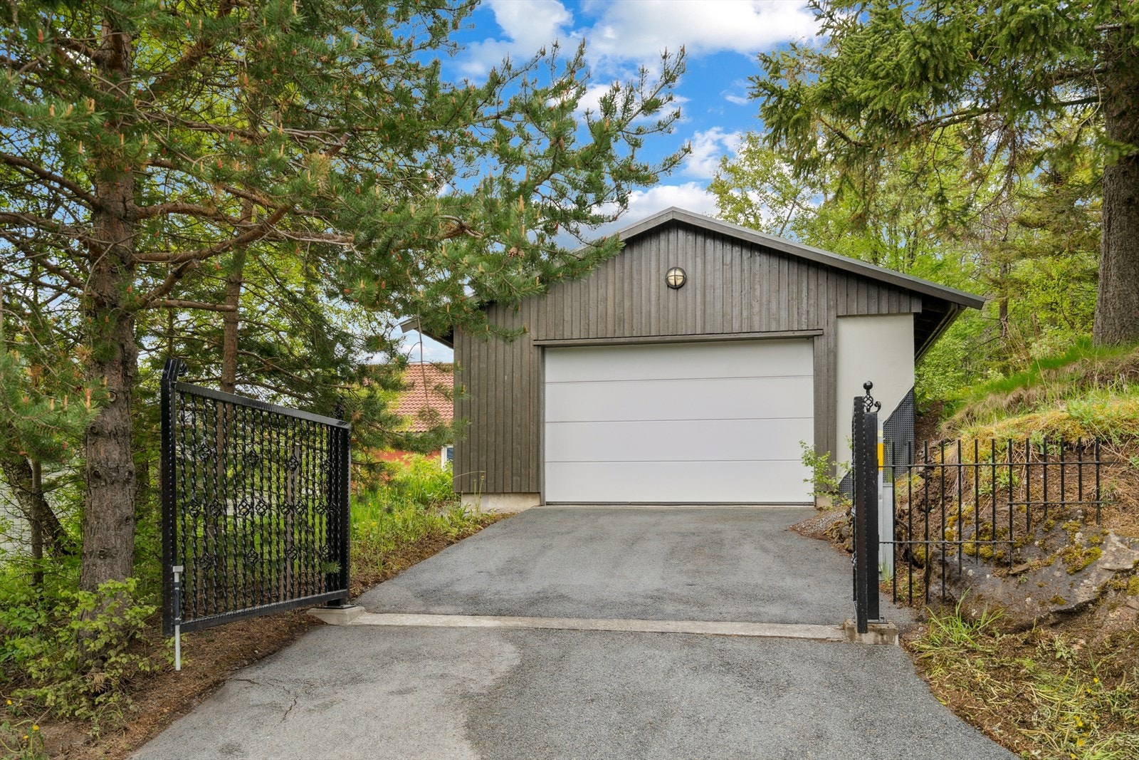 Videre er det en garasje fra ca. 2003 med adkomst fra gårdsplassen og en garasje fra ca. 2012 med adkomst fra Varghaugen/Soløyvannsveien Galleribilde