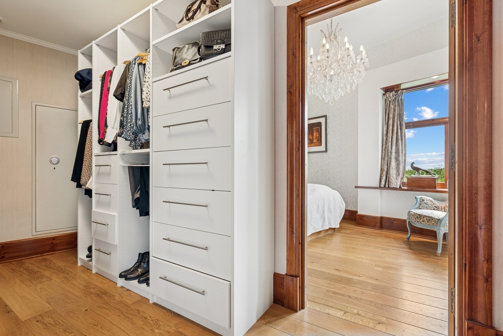 Soverom I - Også i tilknytning til hovedsoverommet er det egen garderobe Galleribilde