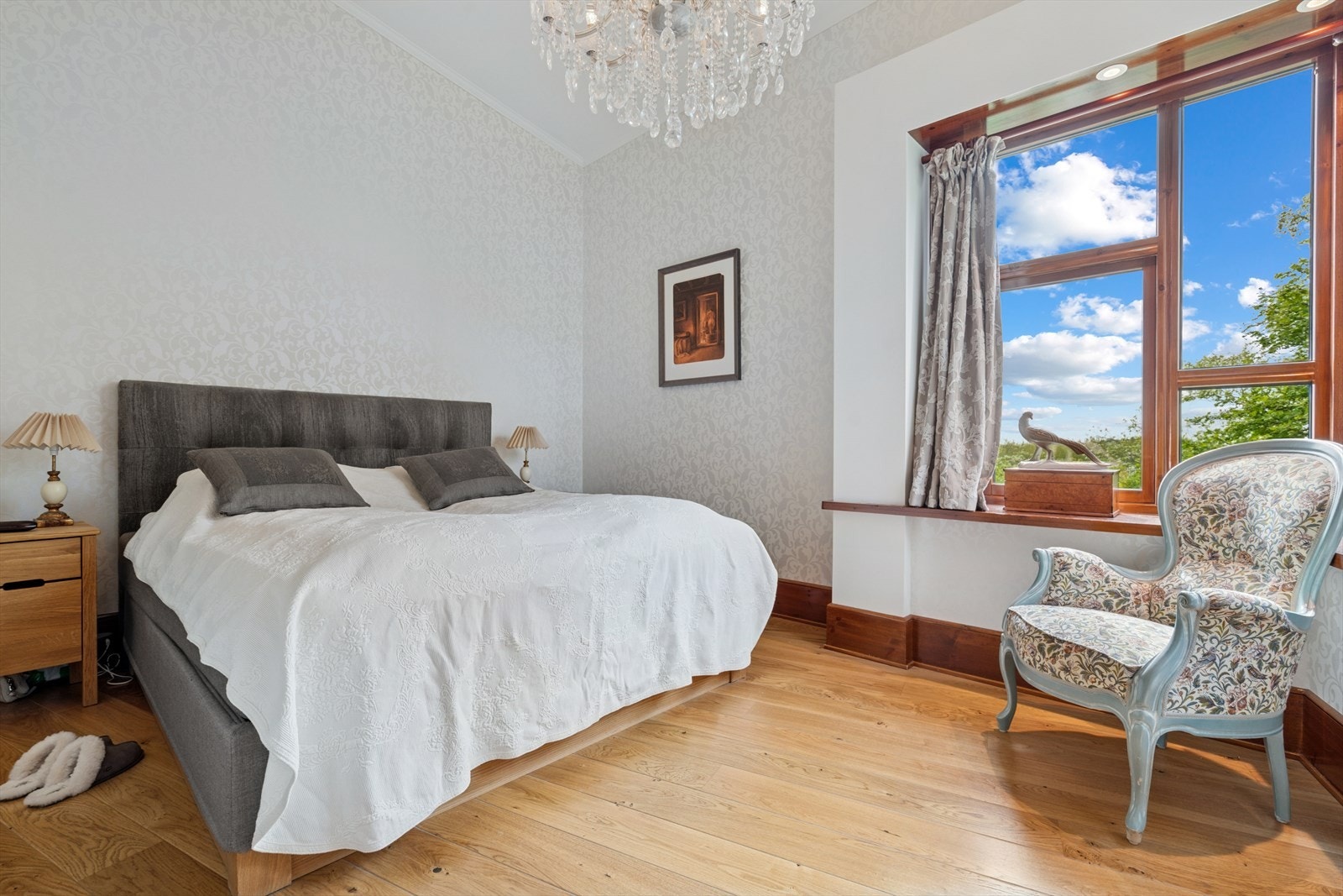 Soverom I - Hovedsoverommet er luftig med god takhøyde, store vinduer og lyse fargevalg Galleribilde