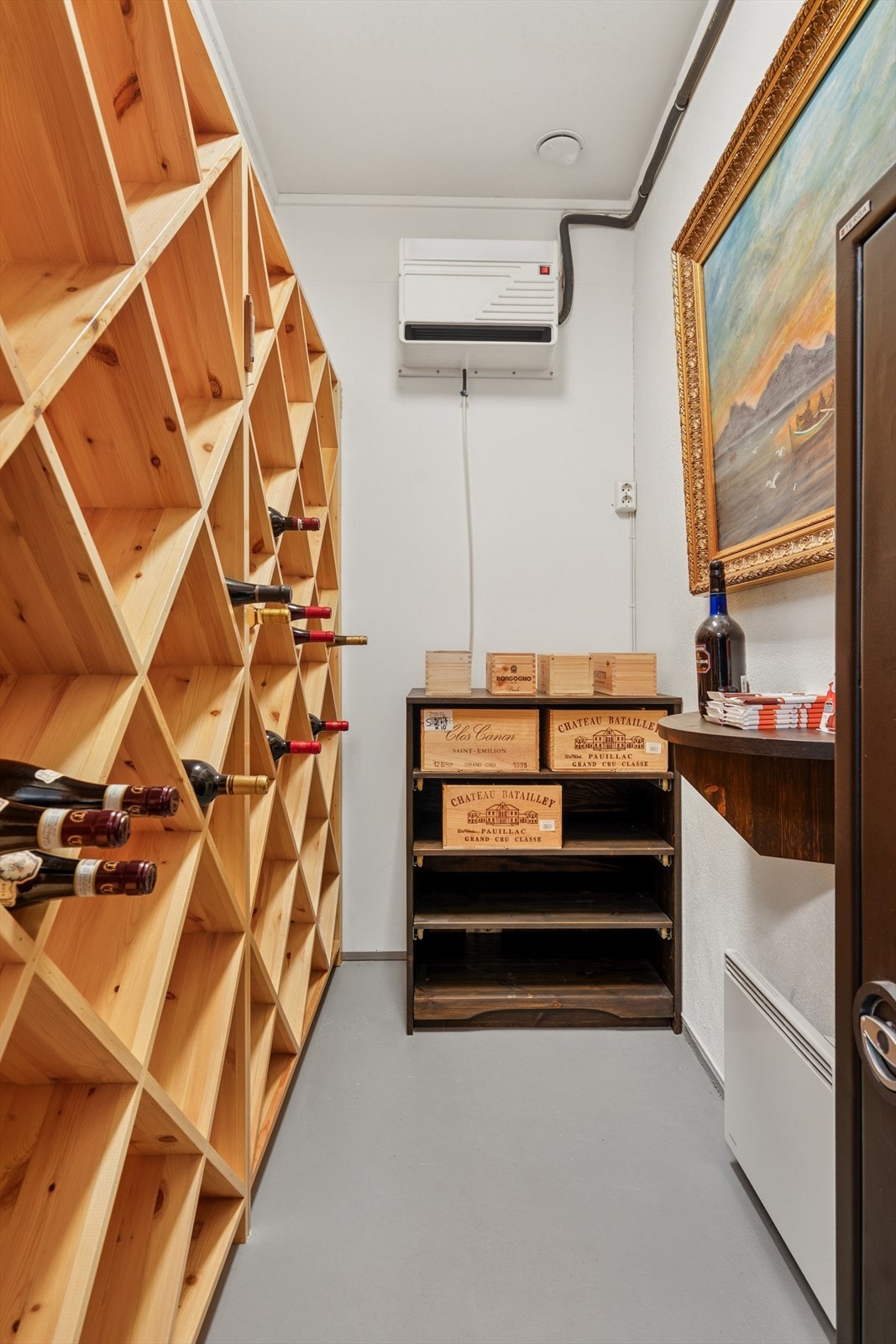 Det er flere innvendige boder i boligen, hvorav en er omgjort til vinrom Galleribilde