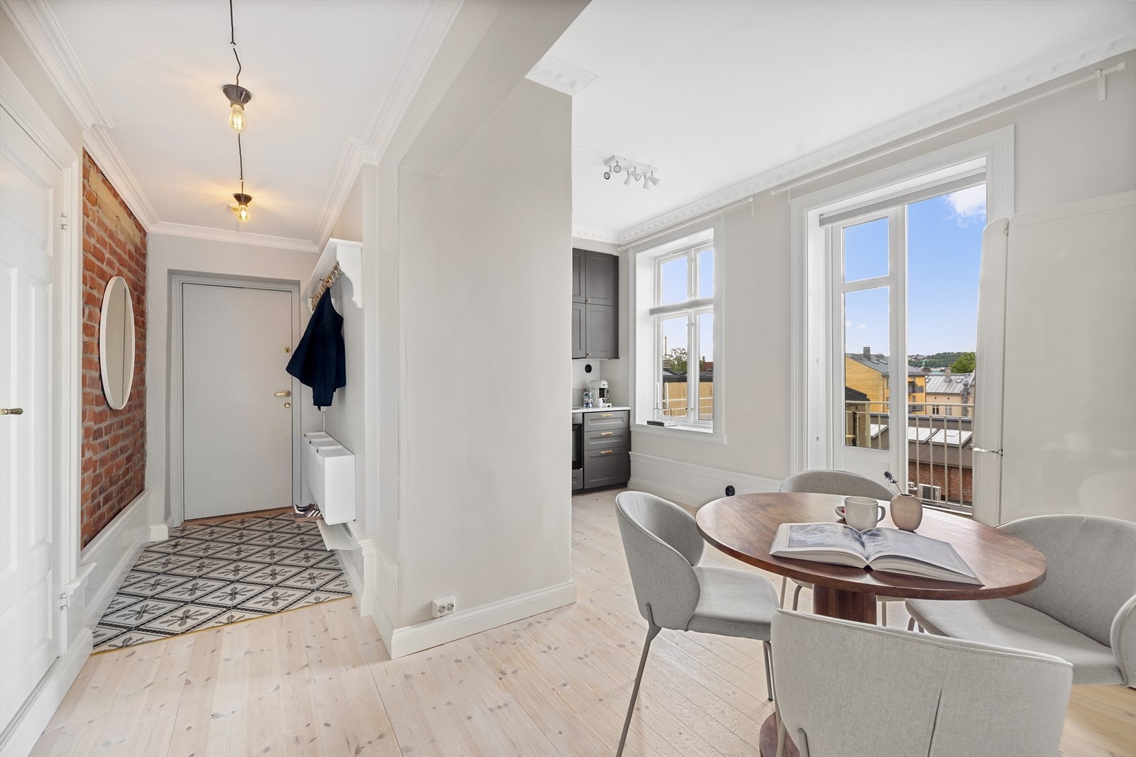 - Entré med flislagt gulv med gulvvarme - Galleribilde