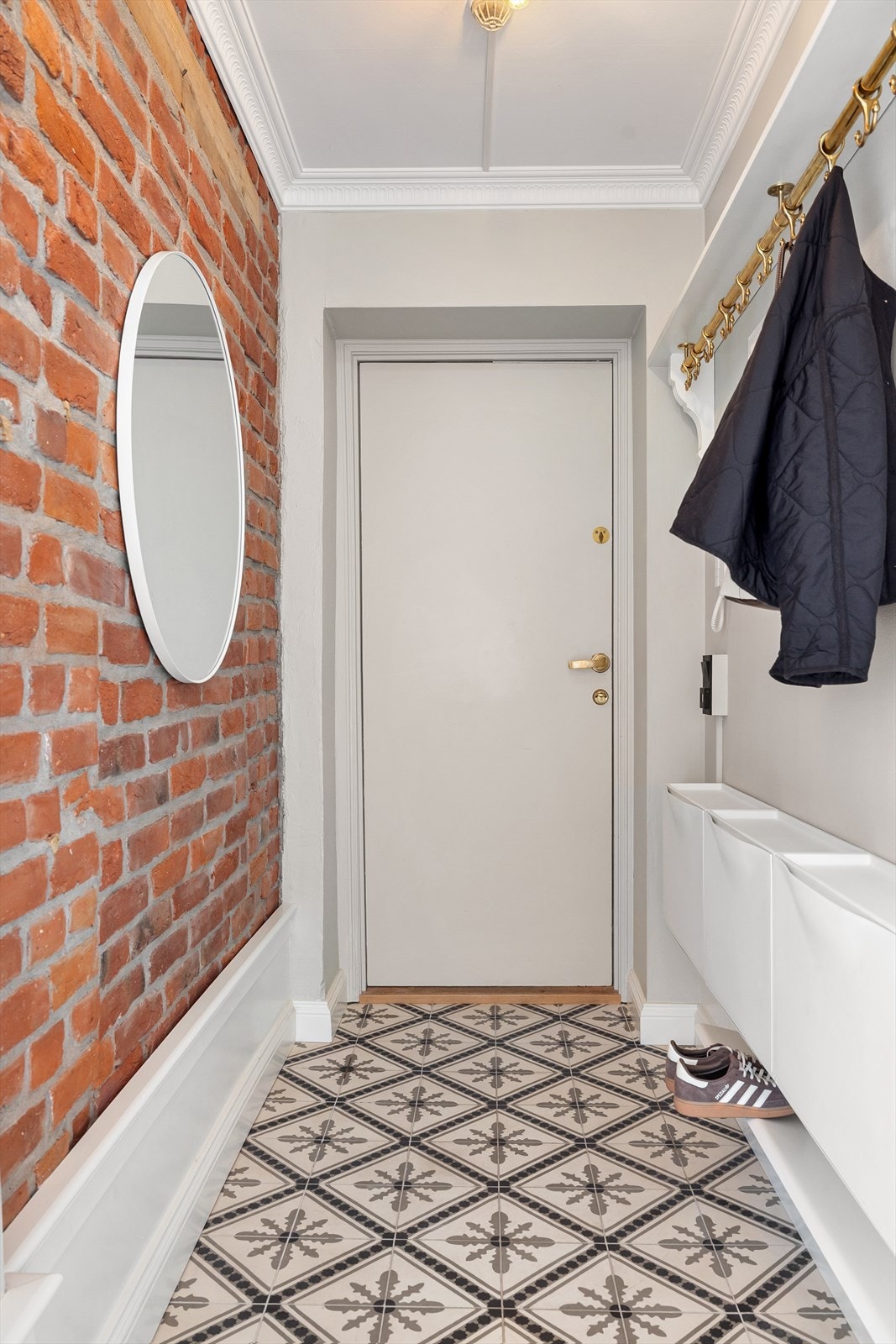 - God plass til oppheng og skoskap - Galleribilde