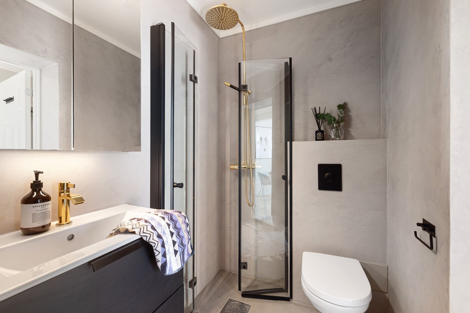 ....og et delikat baderom med mikrosement - Galleribilde