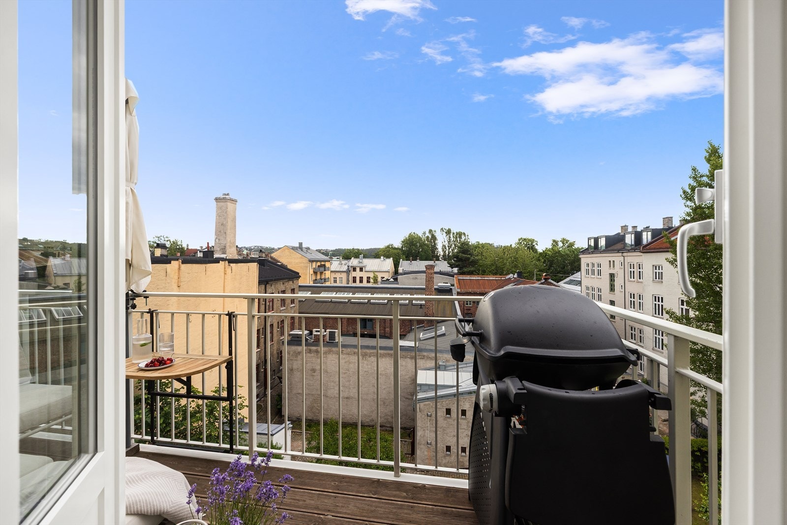 - Leiligheten har også en fin og luftig balkong med usjenert plassering på høyden - Galleribilde