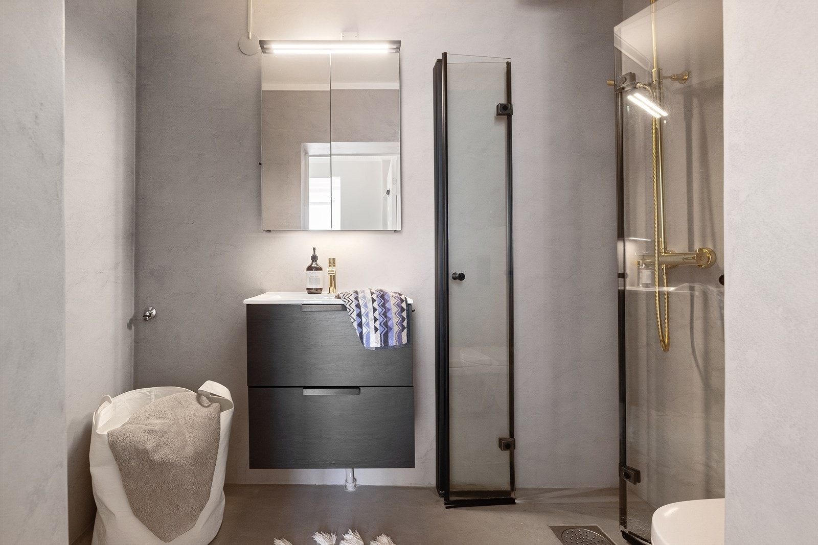 - Delikat baderom pusset opp og modernisert med mikrosement på overflater og ny baderomsinnredning i 2022 - Galleribilde