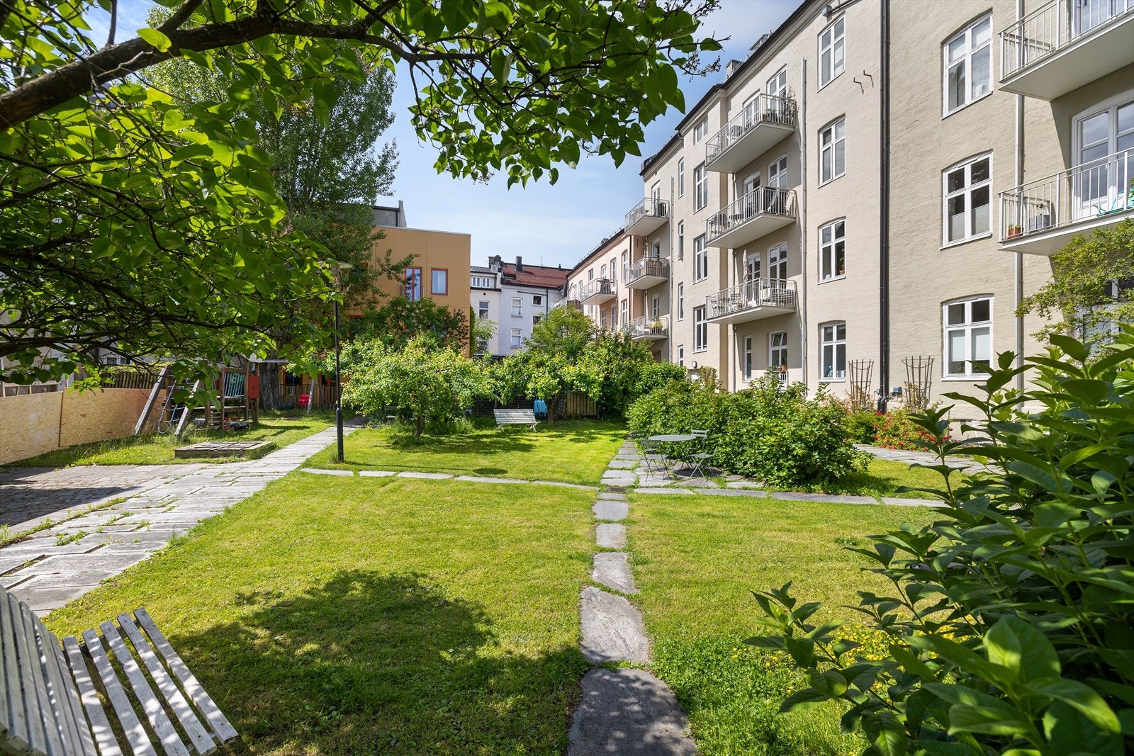 - Meget hyggelig og velstelt bakgård tilgjengelig for beboerne i borettslaget. Med sittegrupper, ripsbusker og plommetrær m.m. - Galleribilde