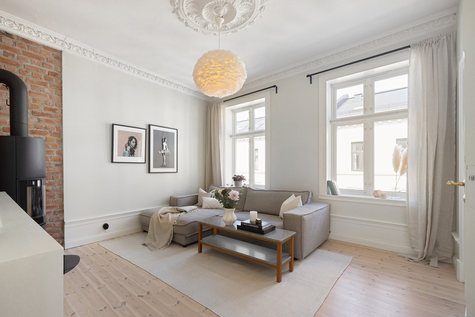 - Romslig stue med ekstra god takhøyde (ca 3 meter) og klassiske detaljer samt hyggelig peis - Galleribilde