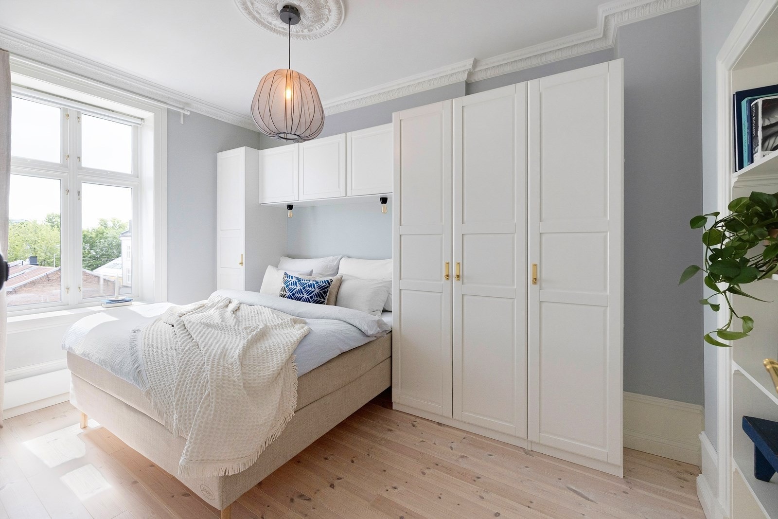 - Meget romslig hovedsoverom som vender mot rolig bakgård - Galleribilde