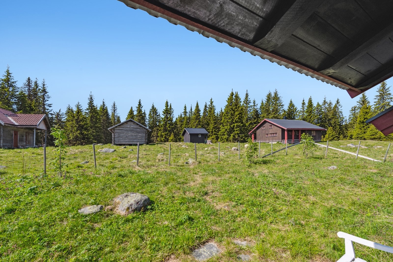 Utenfor kan du sitte og nyte godværsdager samt utsynet mot resten av det gamle seterområdet. Galleribilde