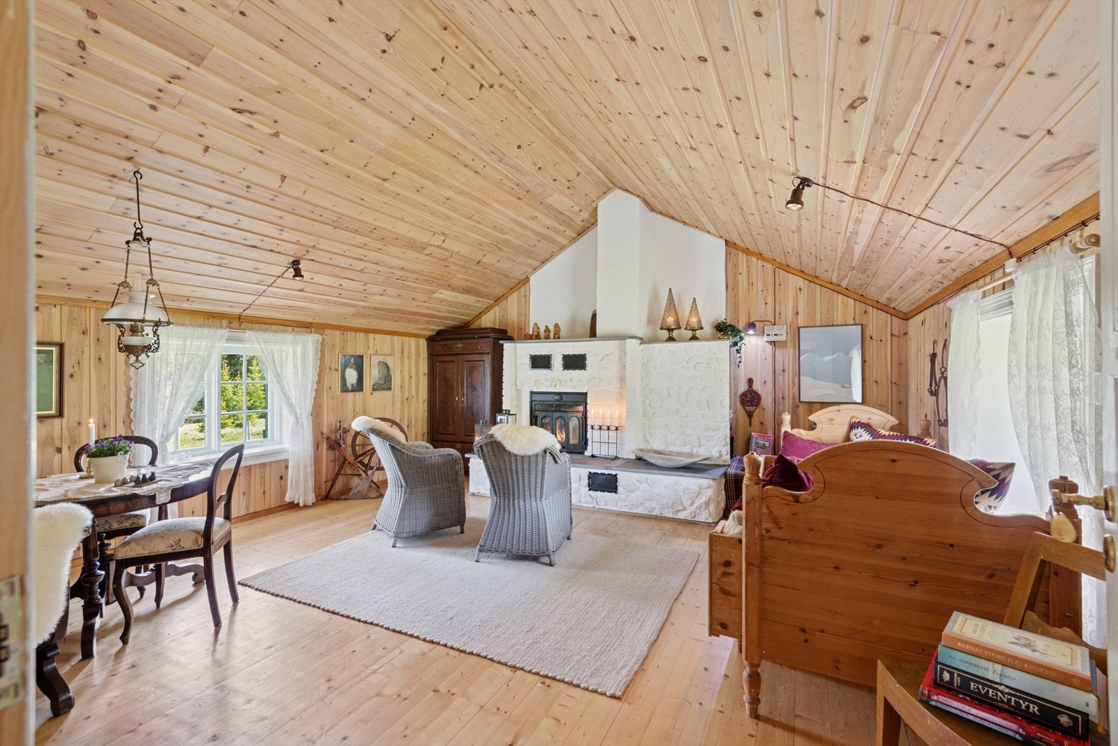 Koselig stue med en flott murt peis sentrert på gavlveggen. Galleribilde