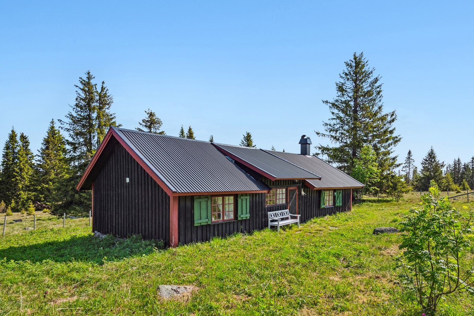Gammelt seterhus som i dag er en innbydende hytte med sjel og sjarme. Galleribilde