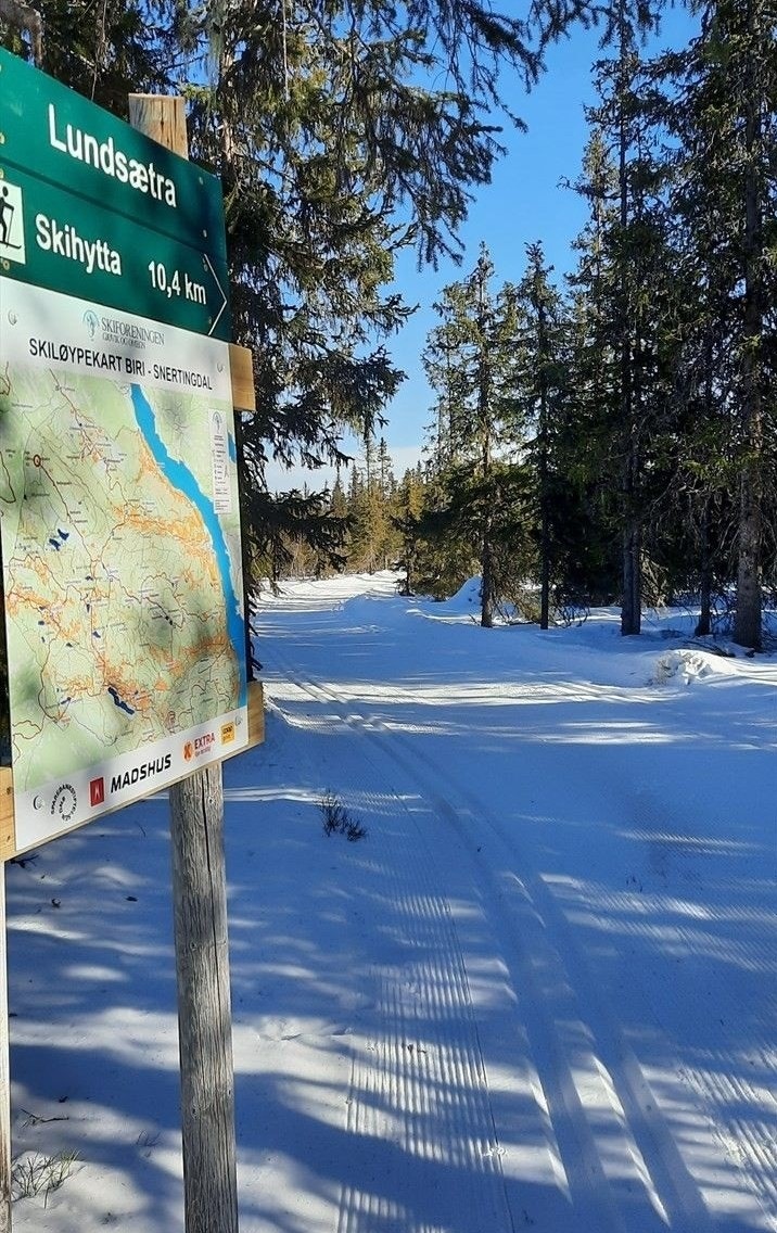 Det er oppkjørte skiløyper, både mot Lundsætra og skihytta. Galleribilde