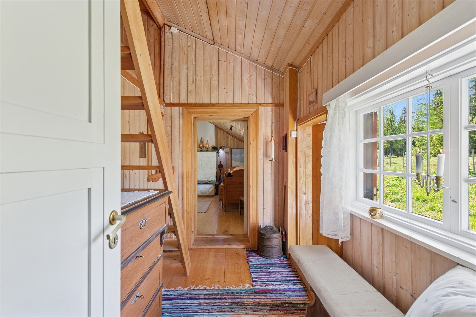 Du ønskes velkommen inn i en innbydende gang, med plass til å sette skoene og henge yttertøyet. Galleribilde