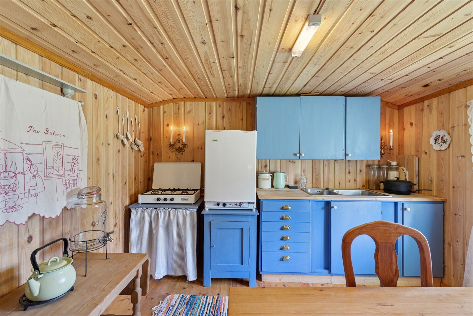 Plass til frittstående gasskomfyr og kjøleskap på gass. Galleribilde